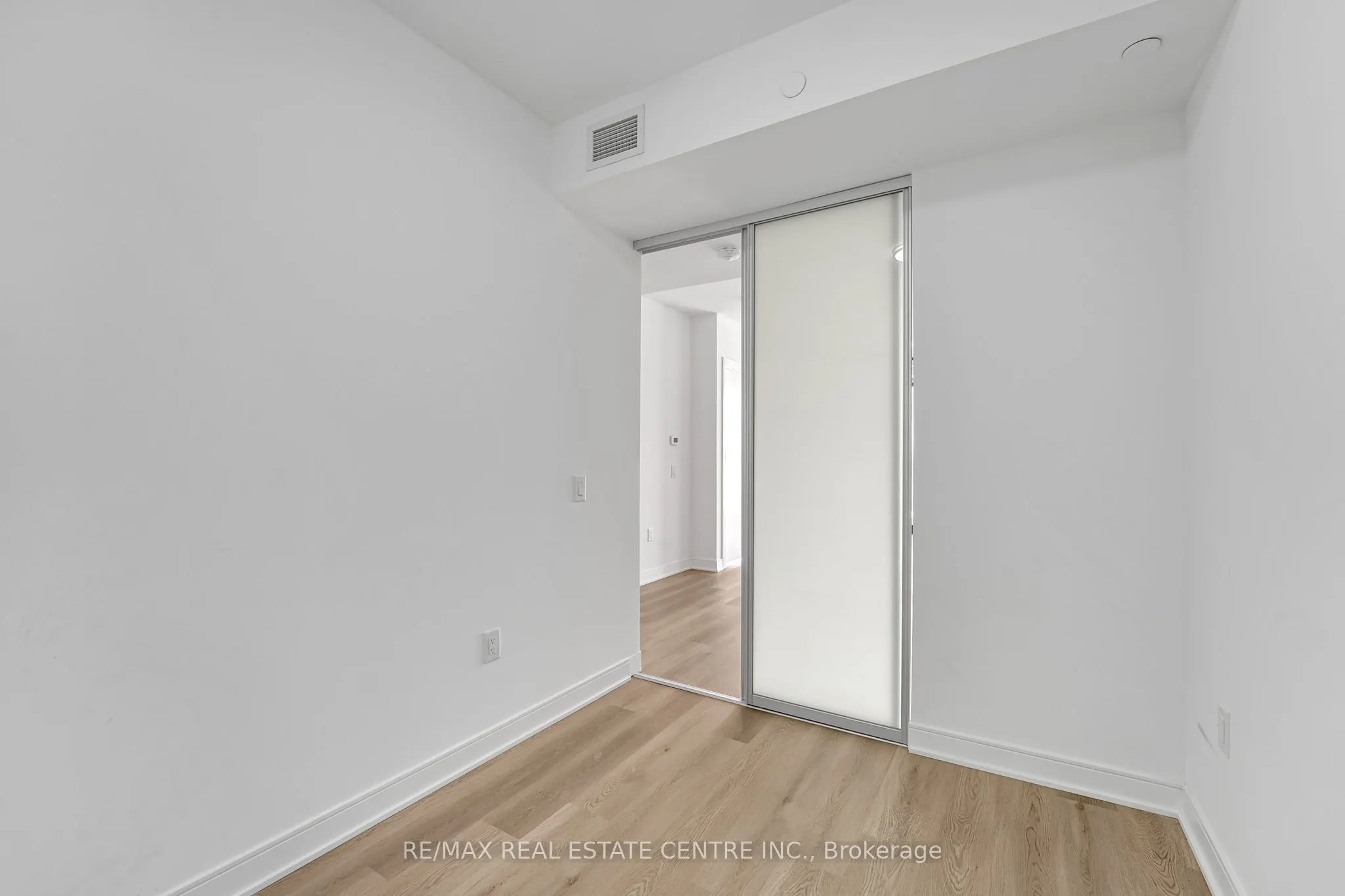 86 Dundas Street E, #818