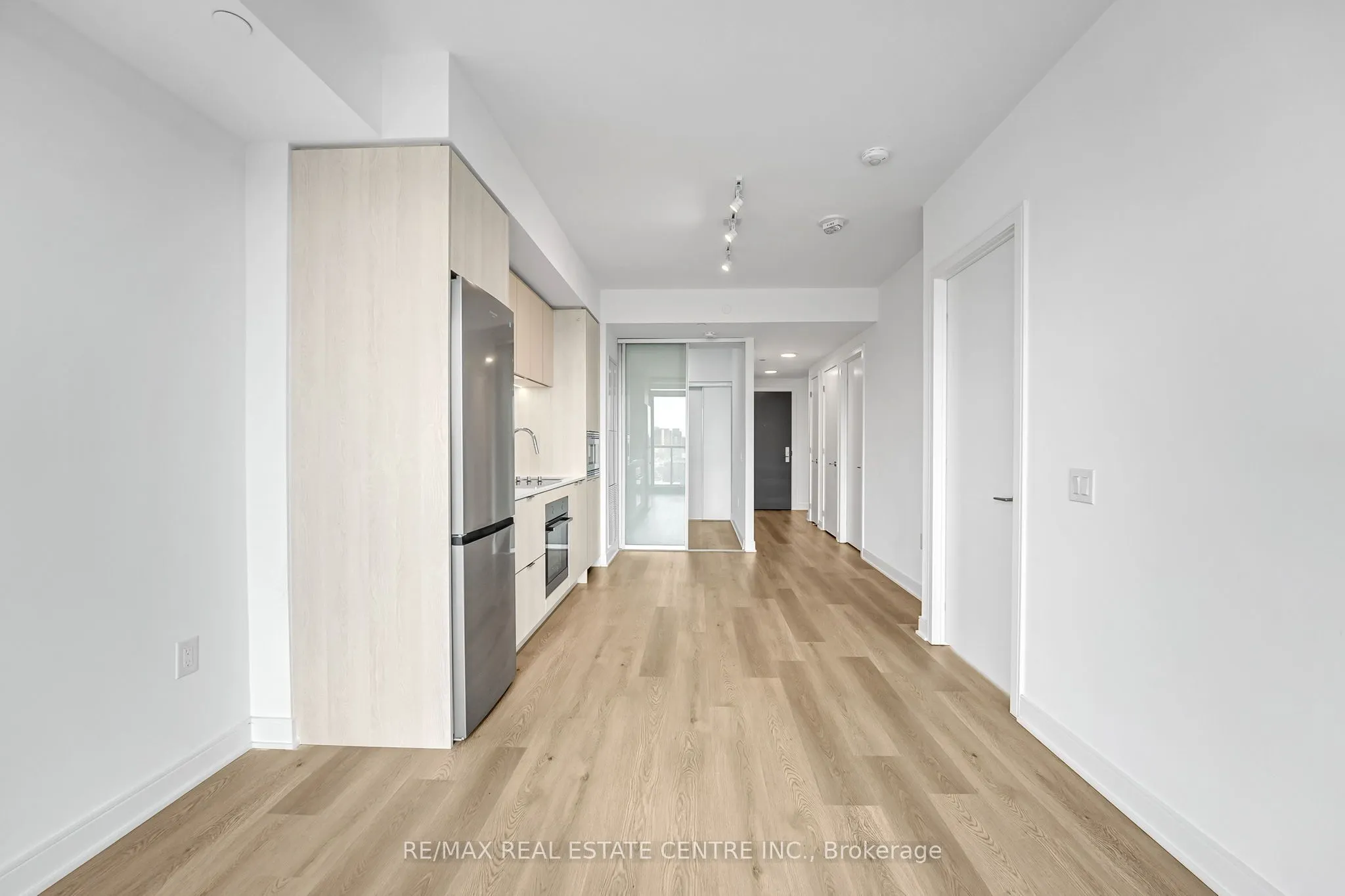 86 Dundas Street E, #818