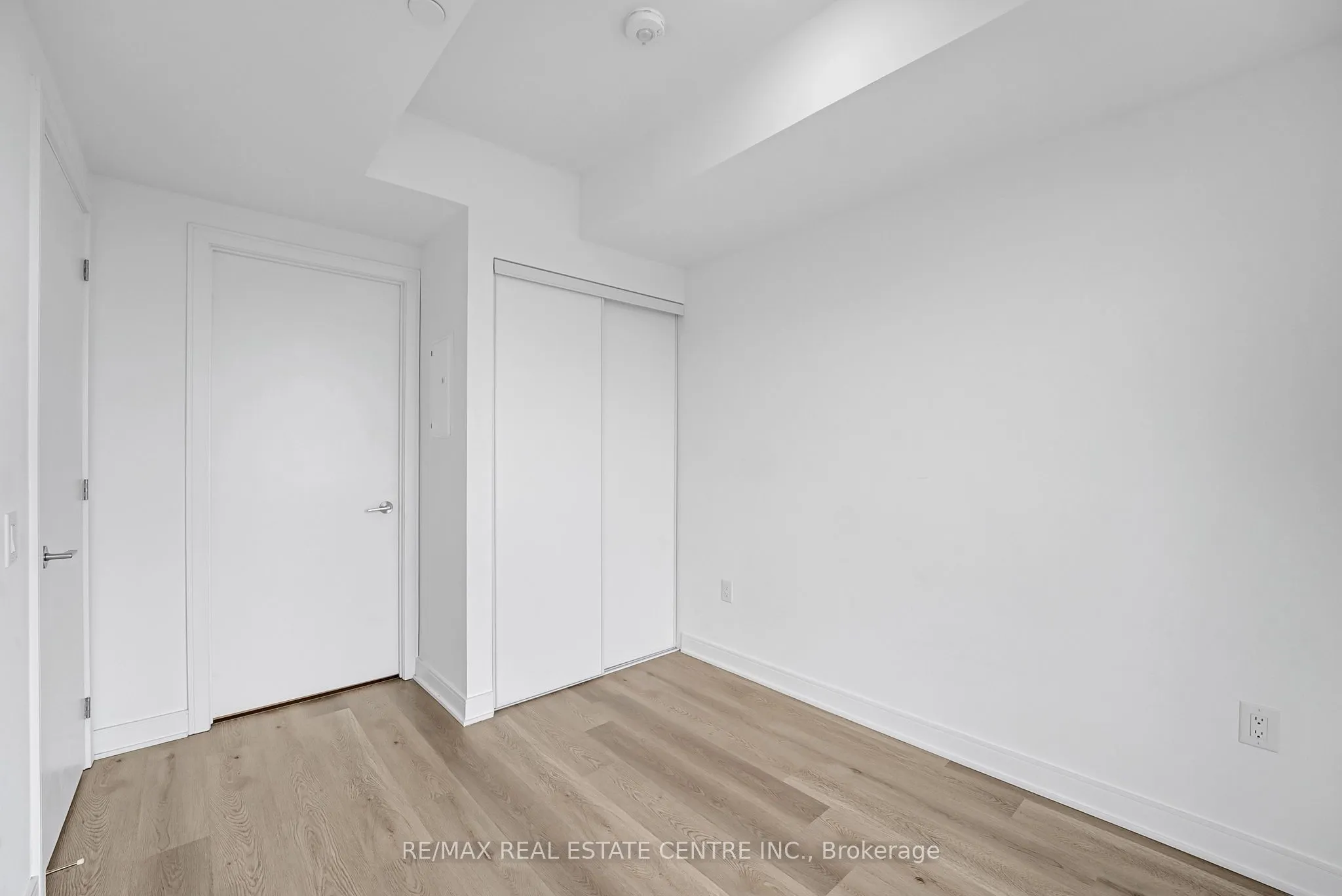 86 Dundas Street E, #818