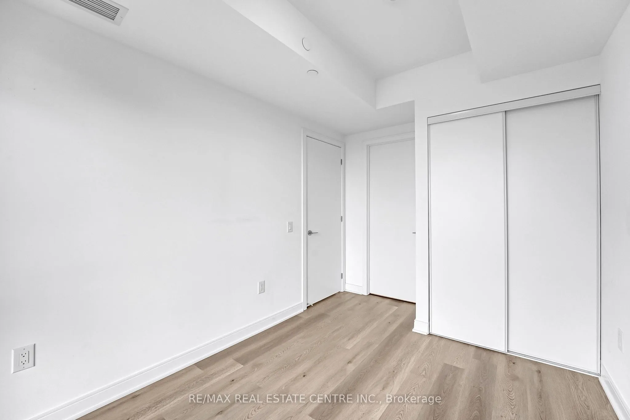 86 Dundas Street E, #818