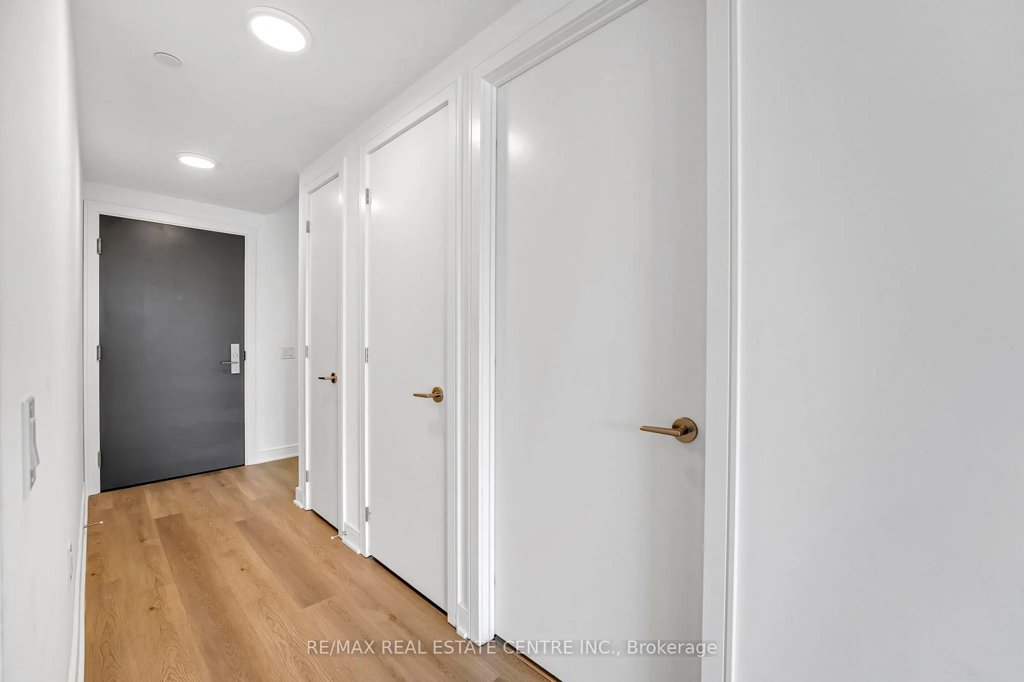 86 Dundas Street E, #818