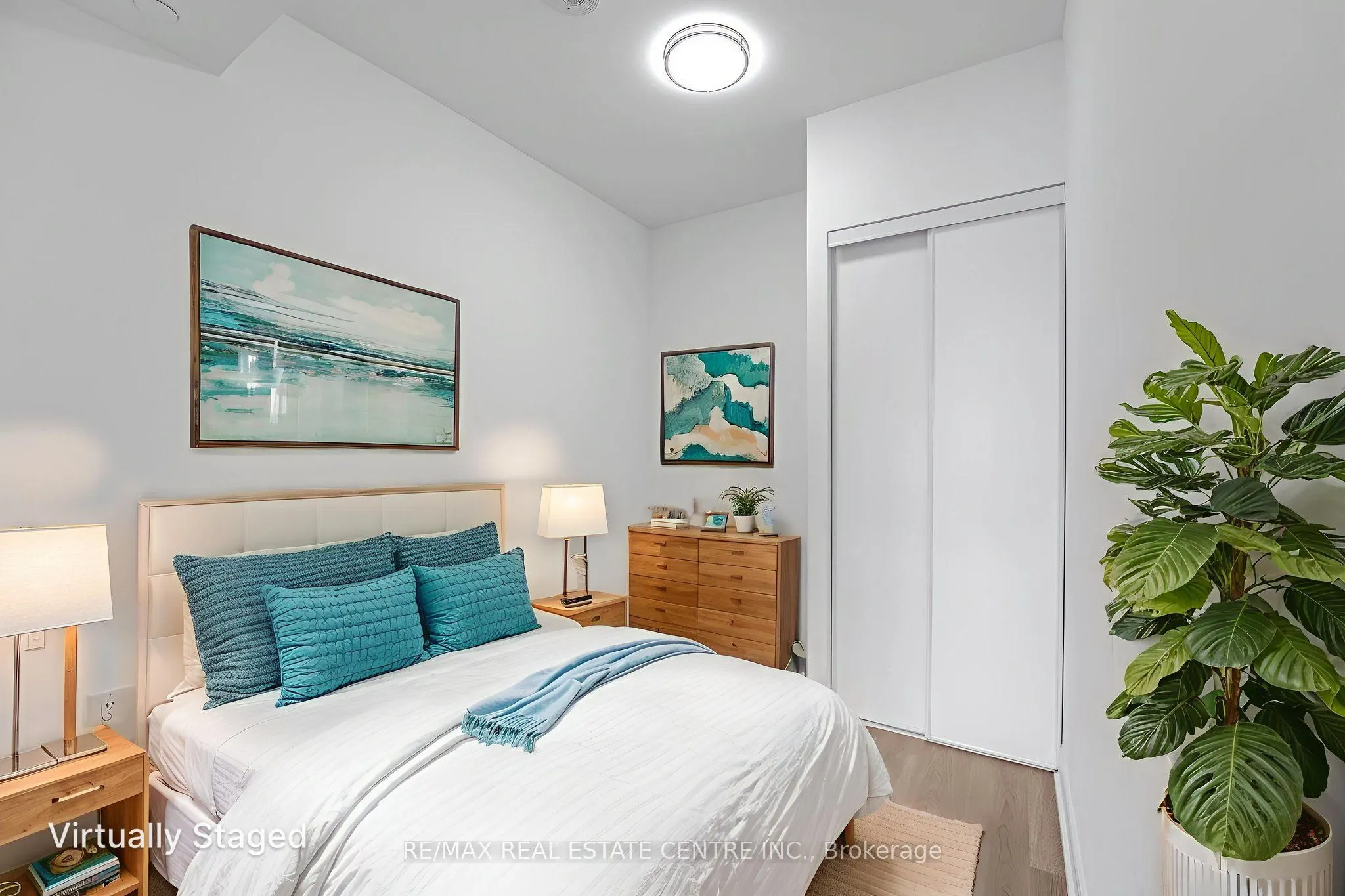 86 Dundas Street E, #818