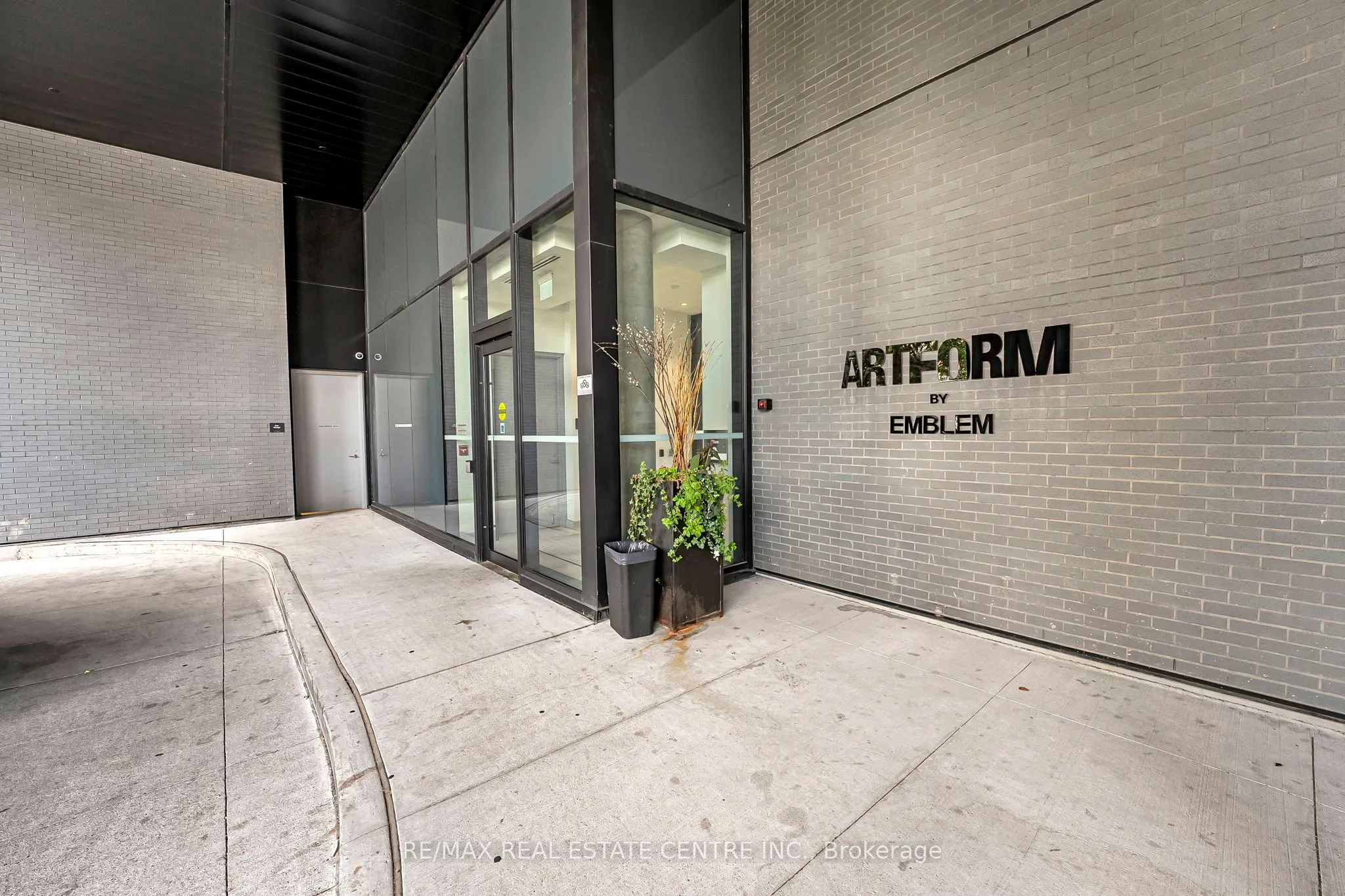 86 Dundas Street E, #818