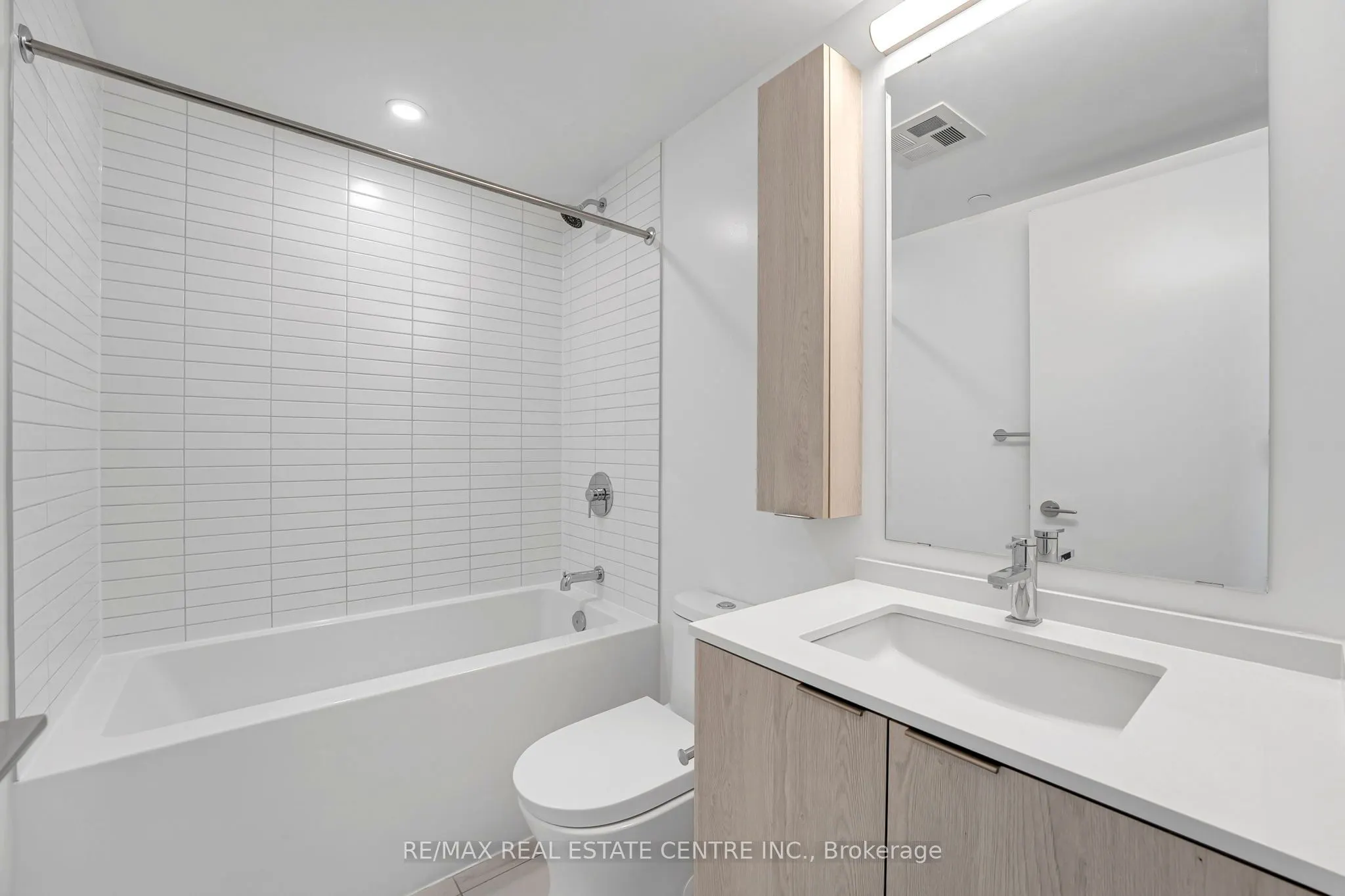 86 Dundas Street E, #818