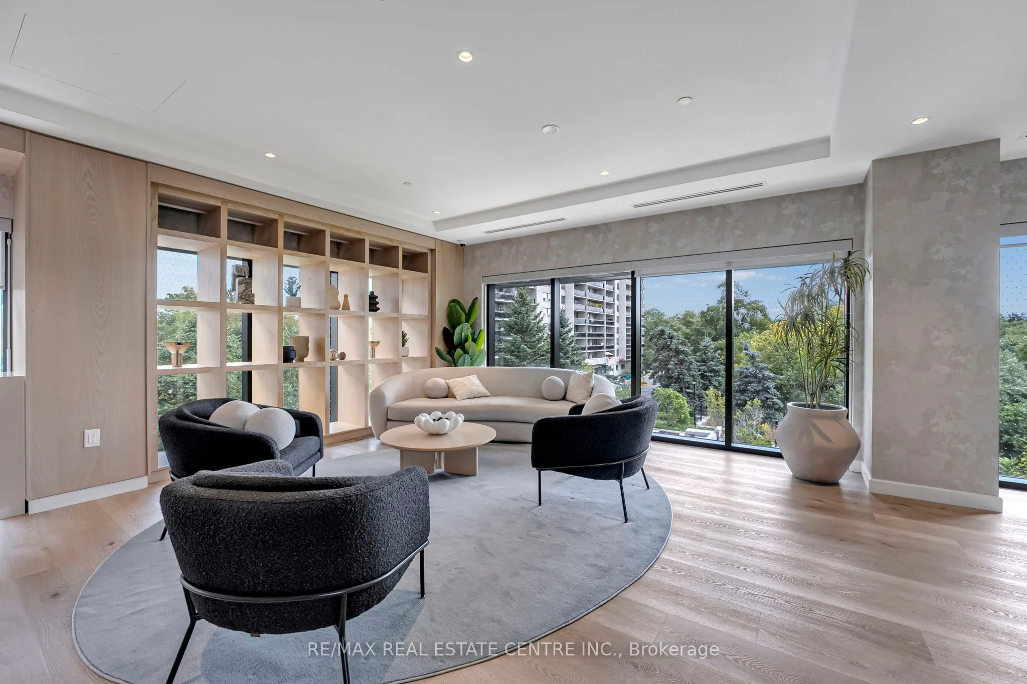 86 Dundas Street E, #818