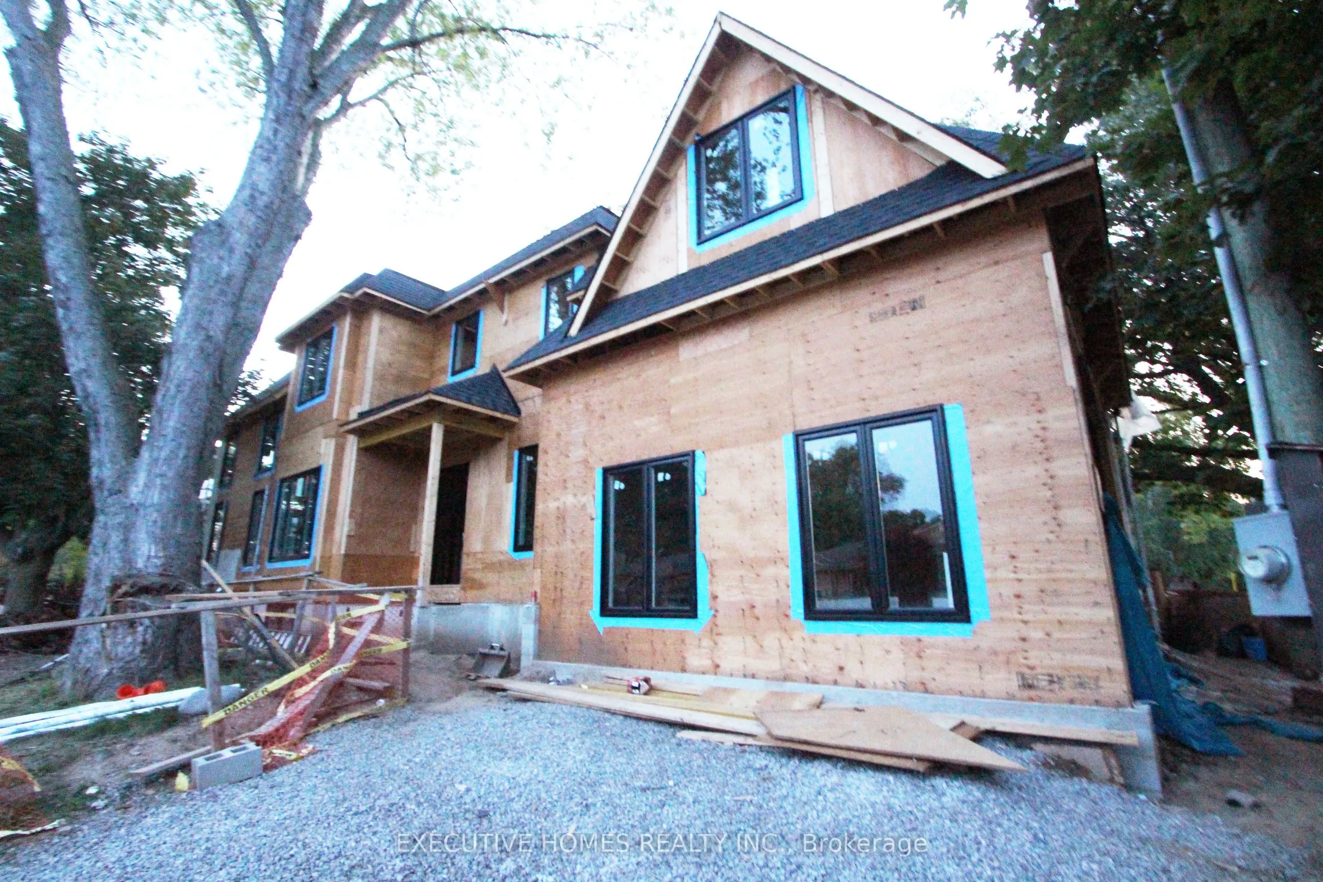 576 Wingrove Crescent