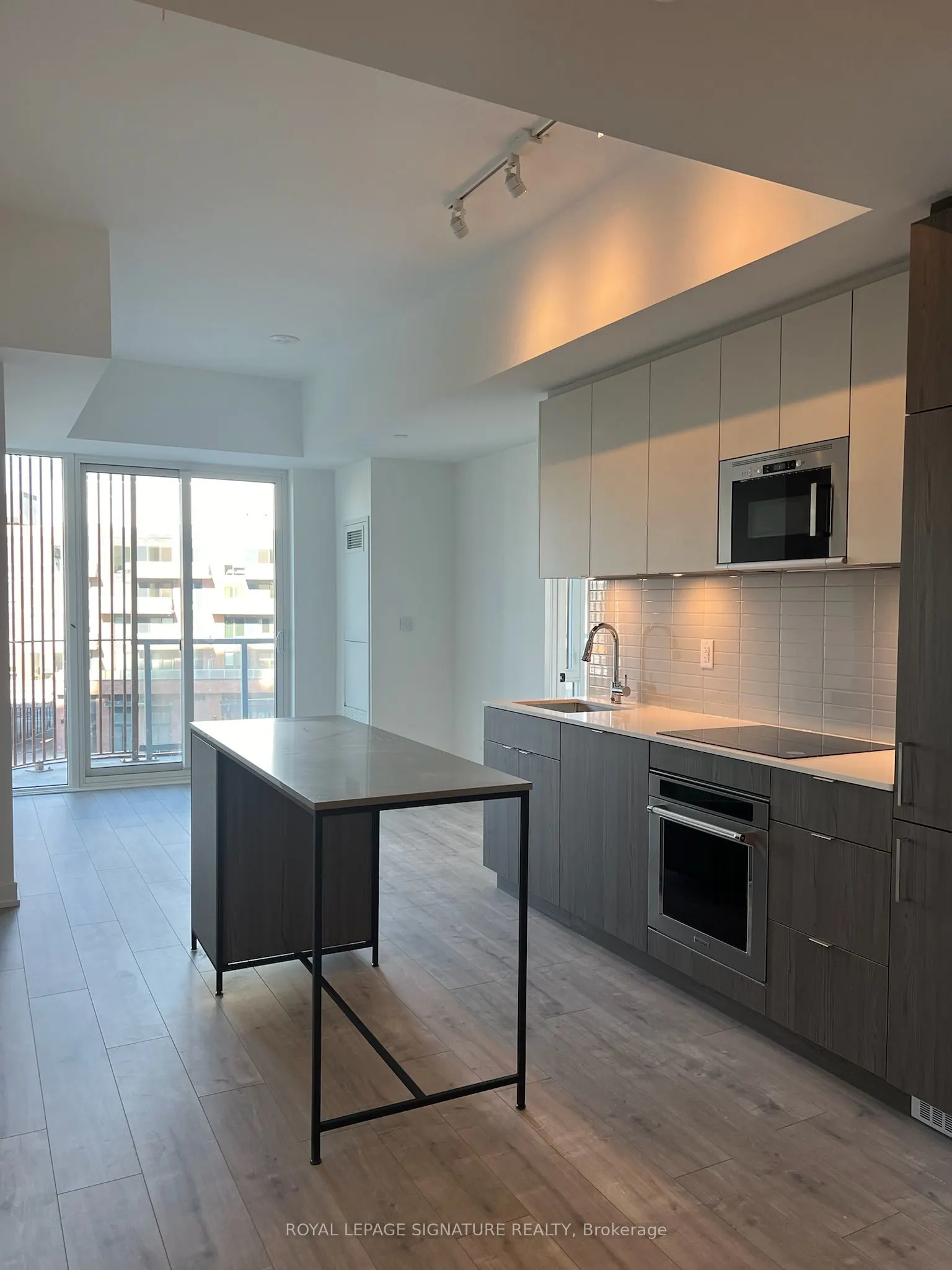 220 Missinnihe Way, #402