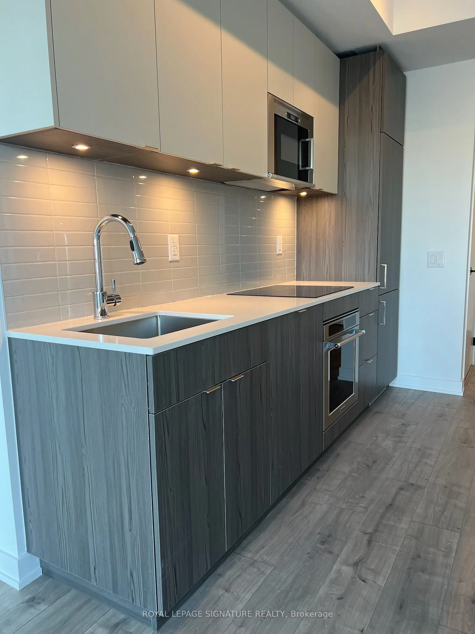 220 Missinnihe Way, #402