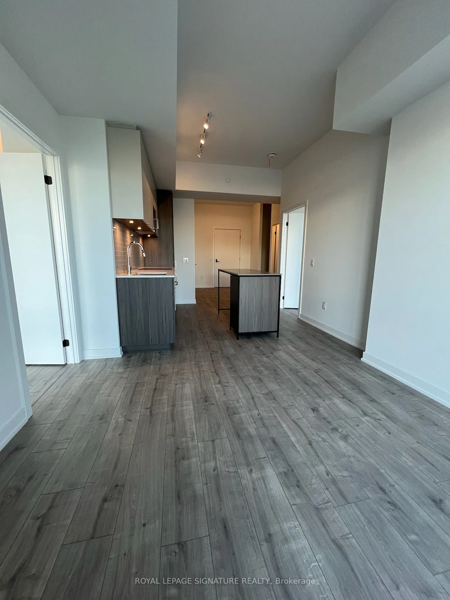 220 Missinnihe Way, #402