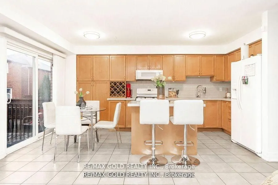 36 Roxton Crescent N