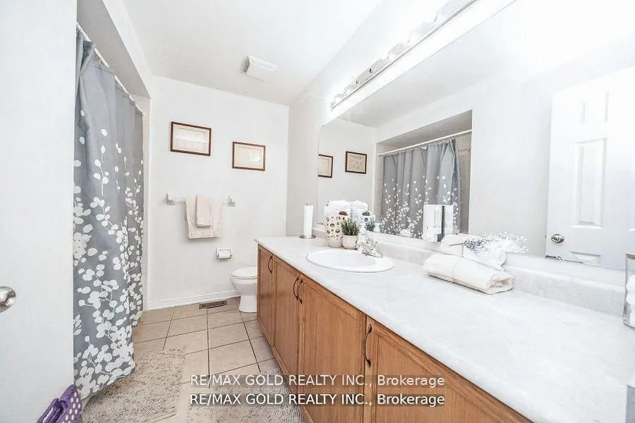 36 Roxton Crescent N