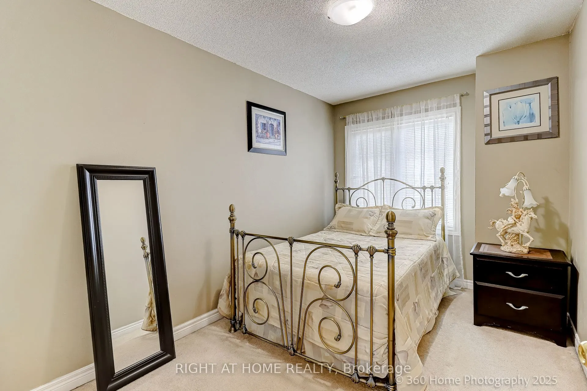 989 Ledbury Crescent