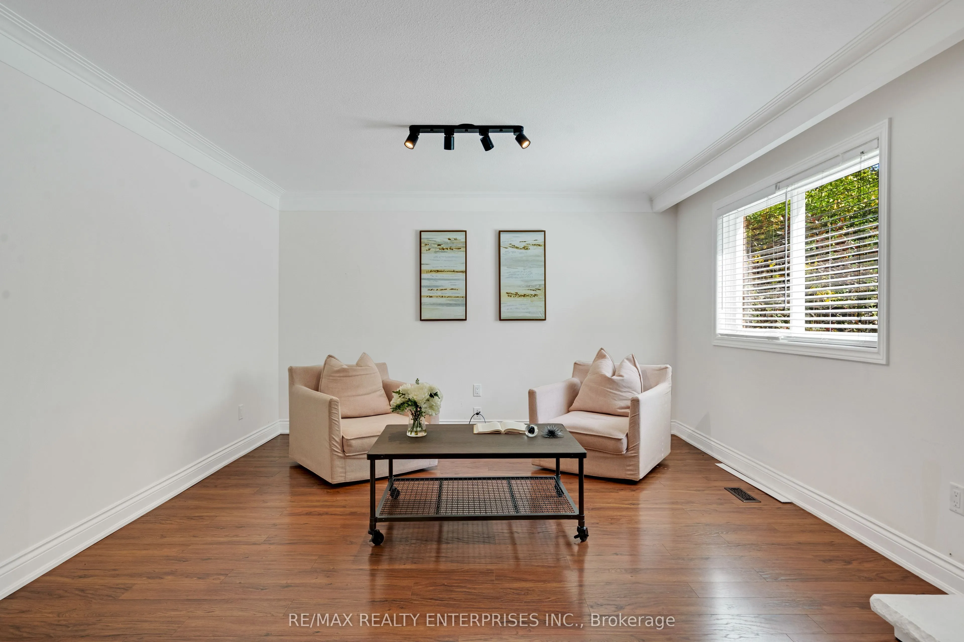 268 Mineola Road E