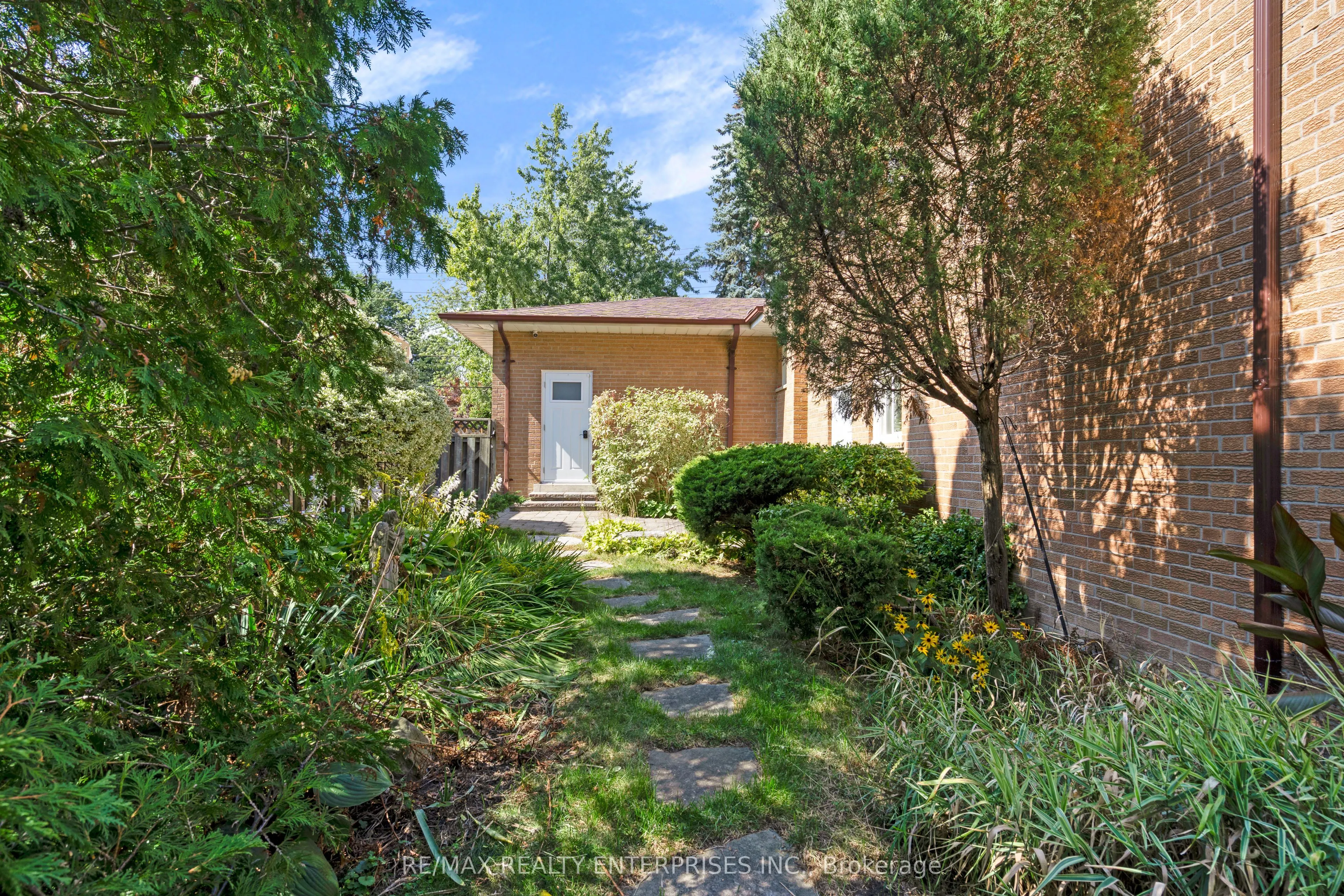 268 Mineola Road E