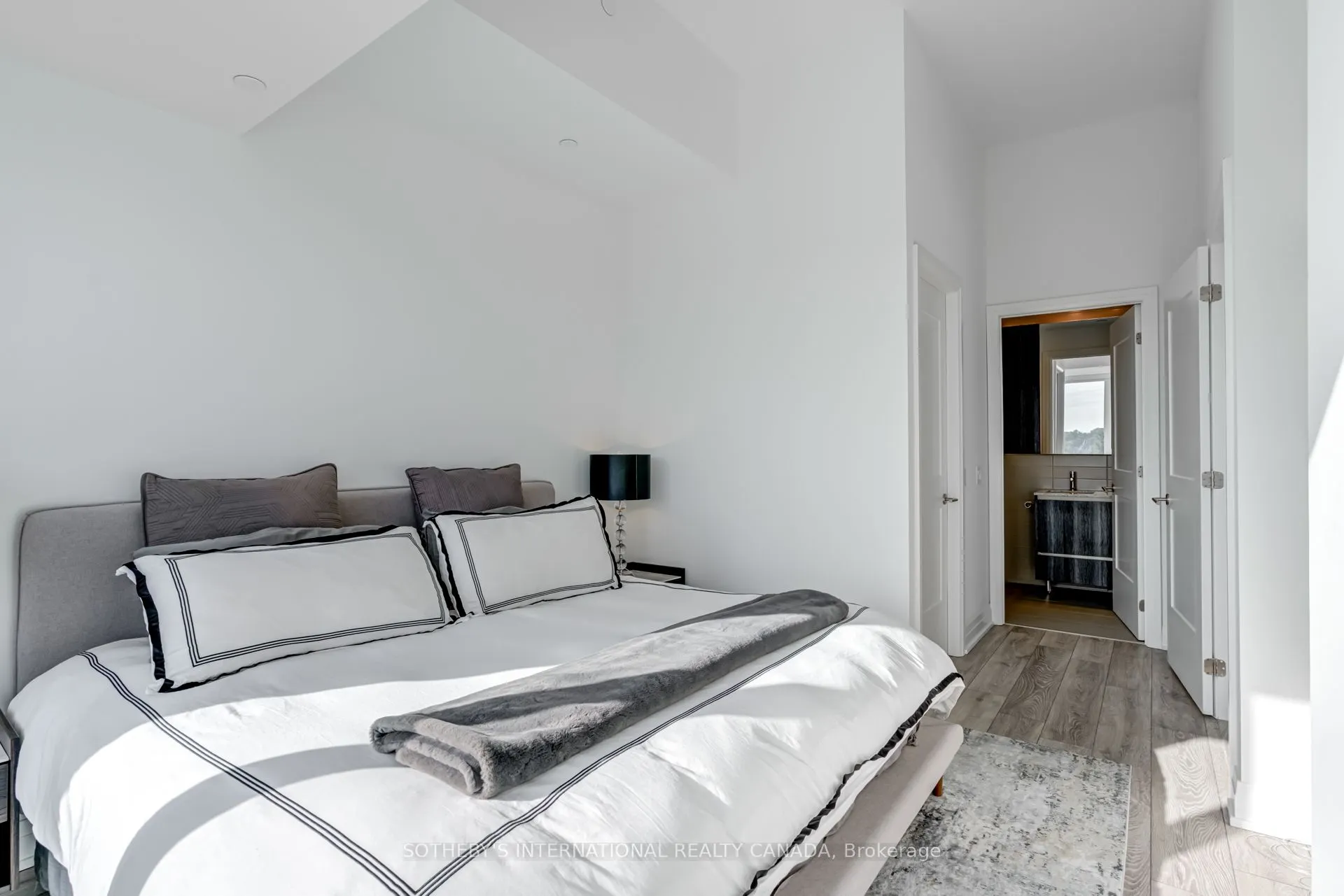 21 Park Street E, #707