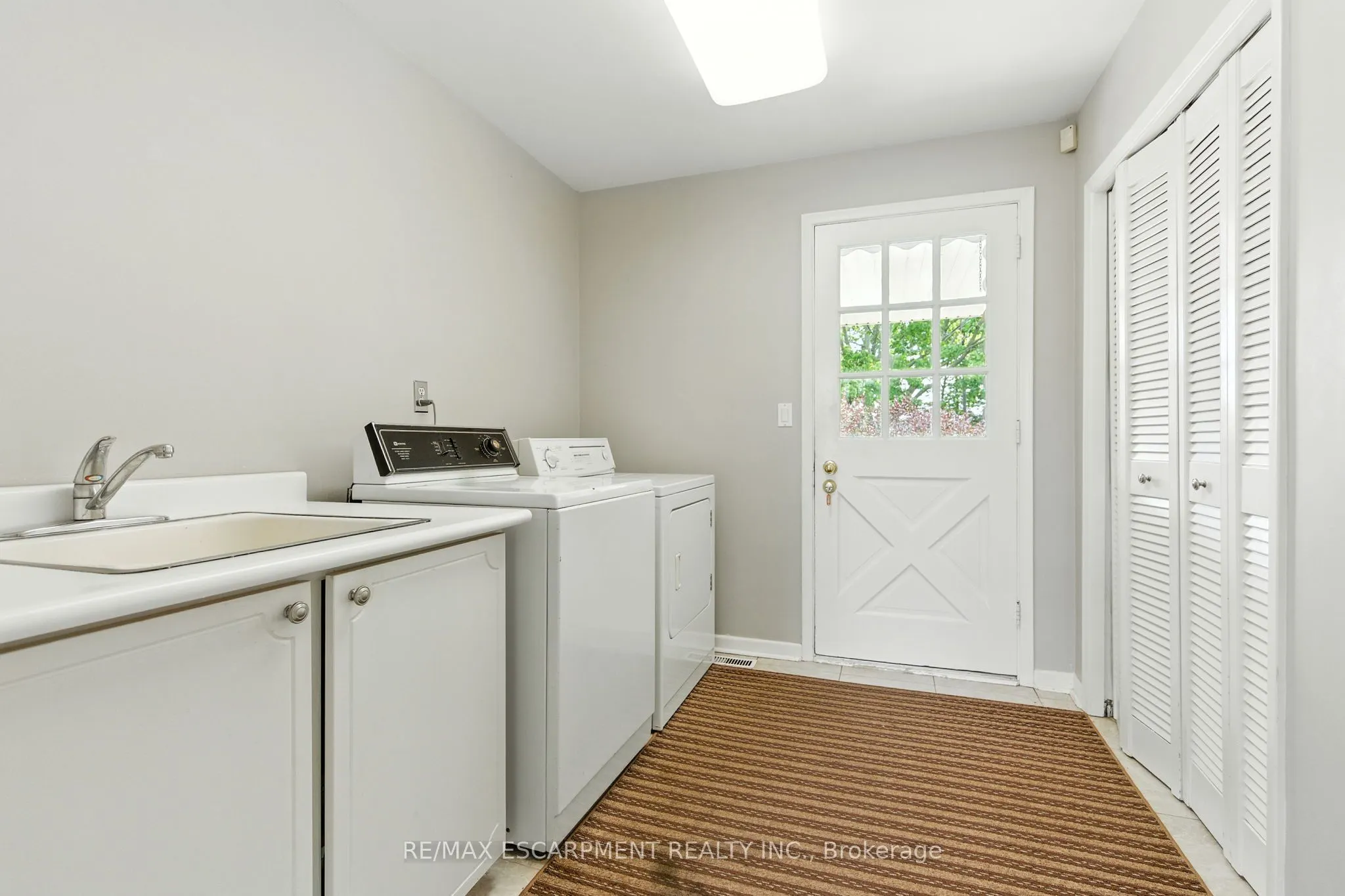 1401 Captain Court
