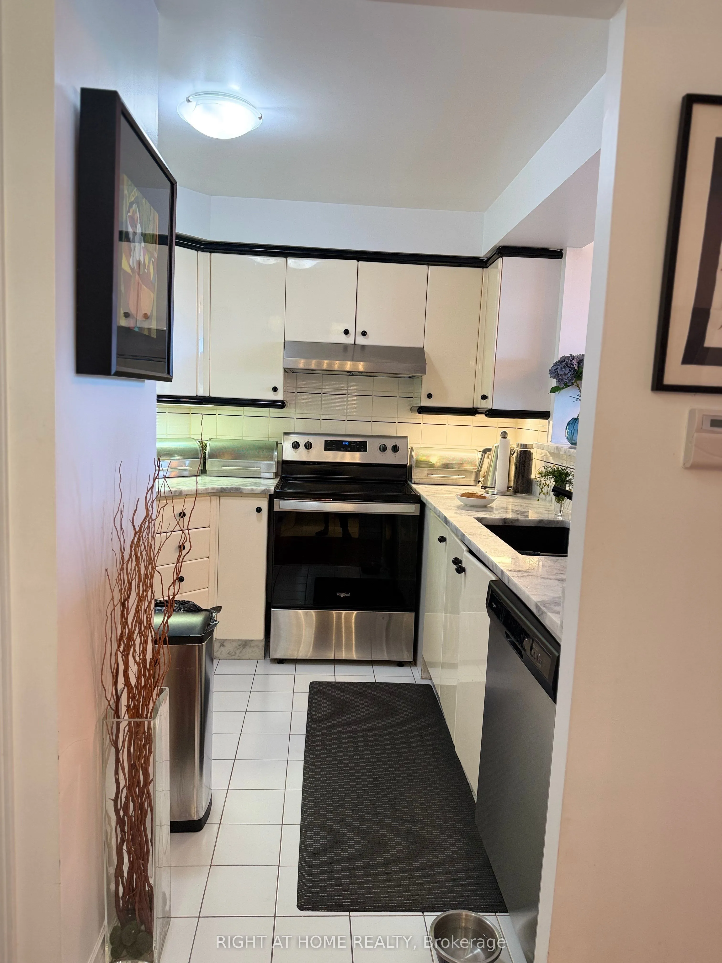 2285 Lake Shore Boulevard W, #606