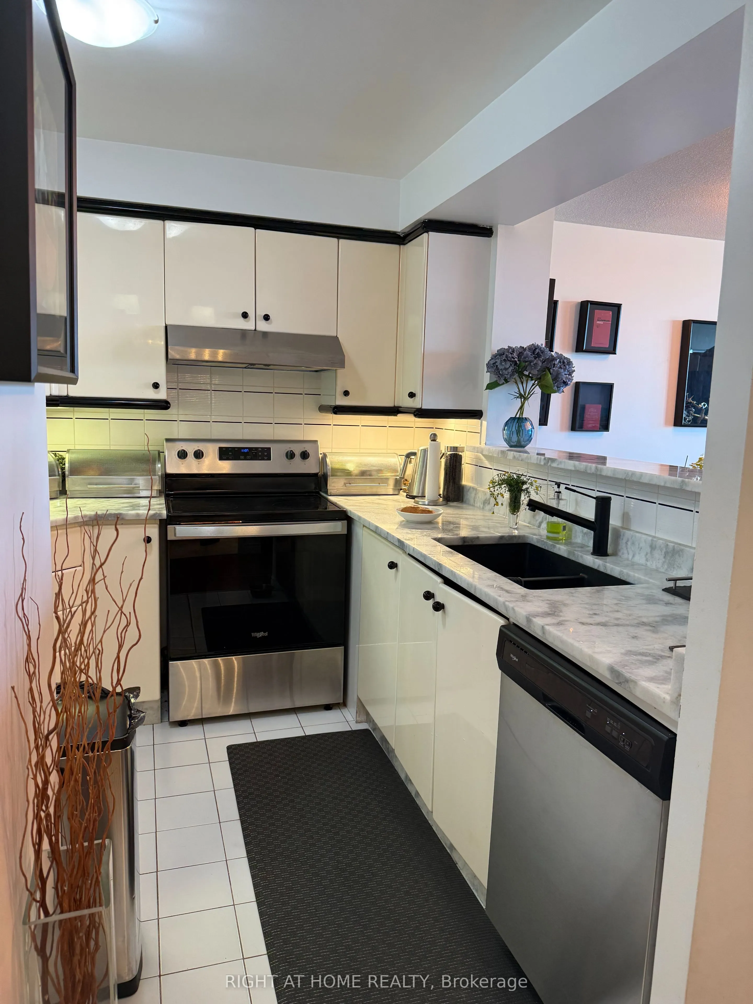 2285 Lake Shore Boulevard W, #606