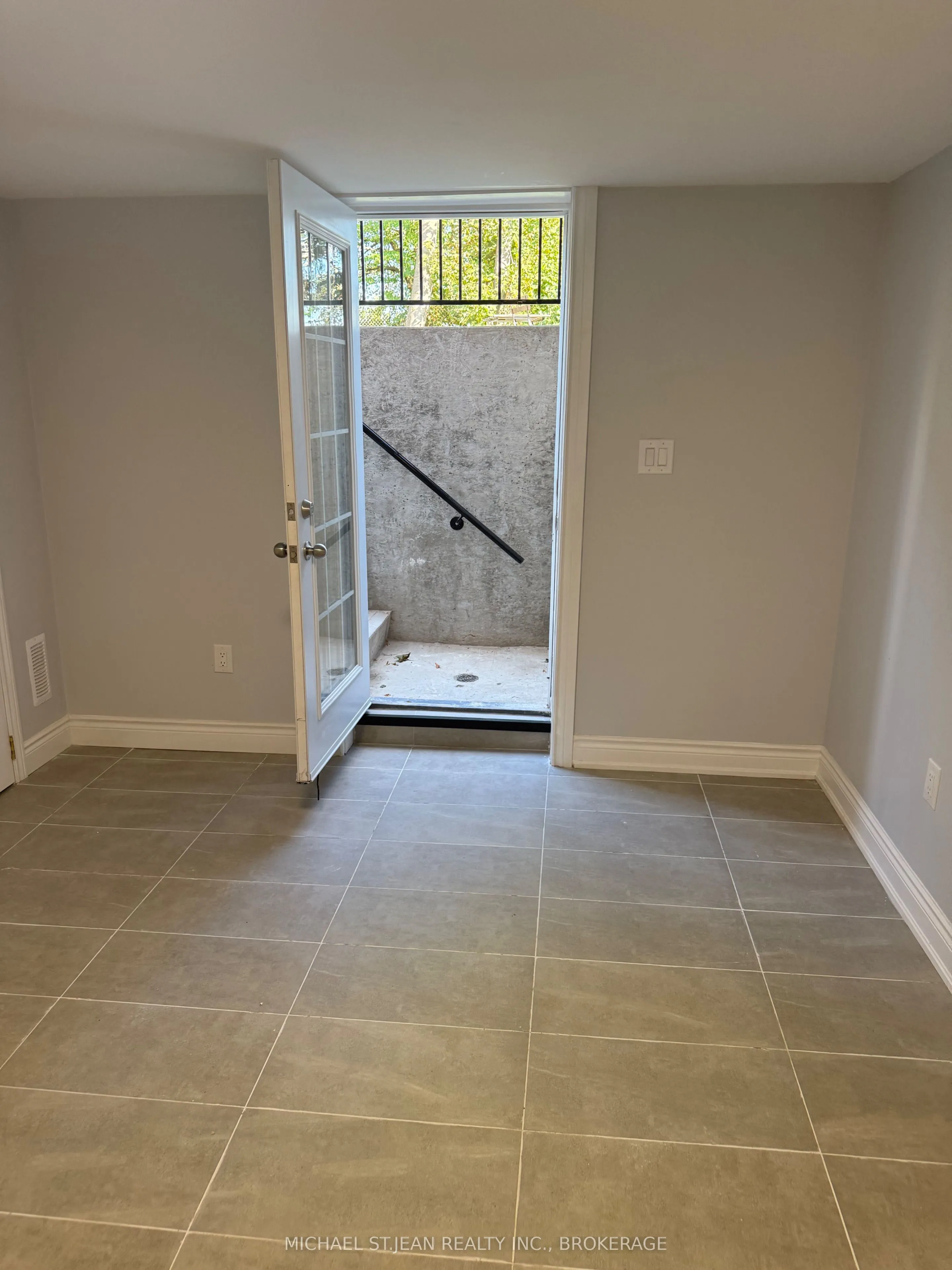 2034 Waycross Crescent, #Basement