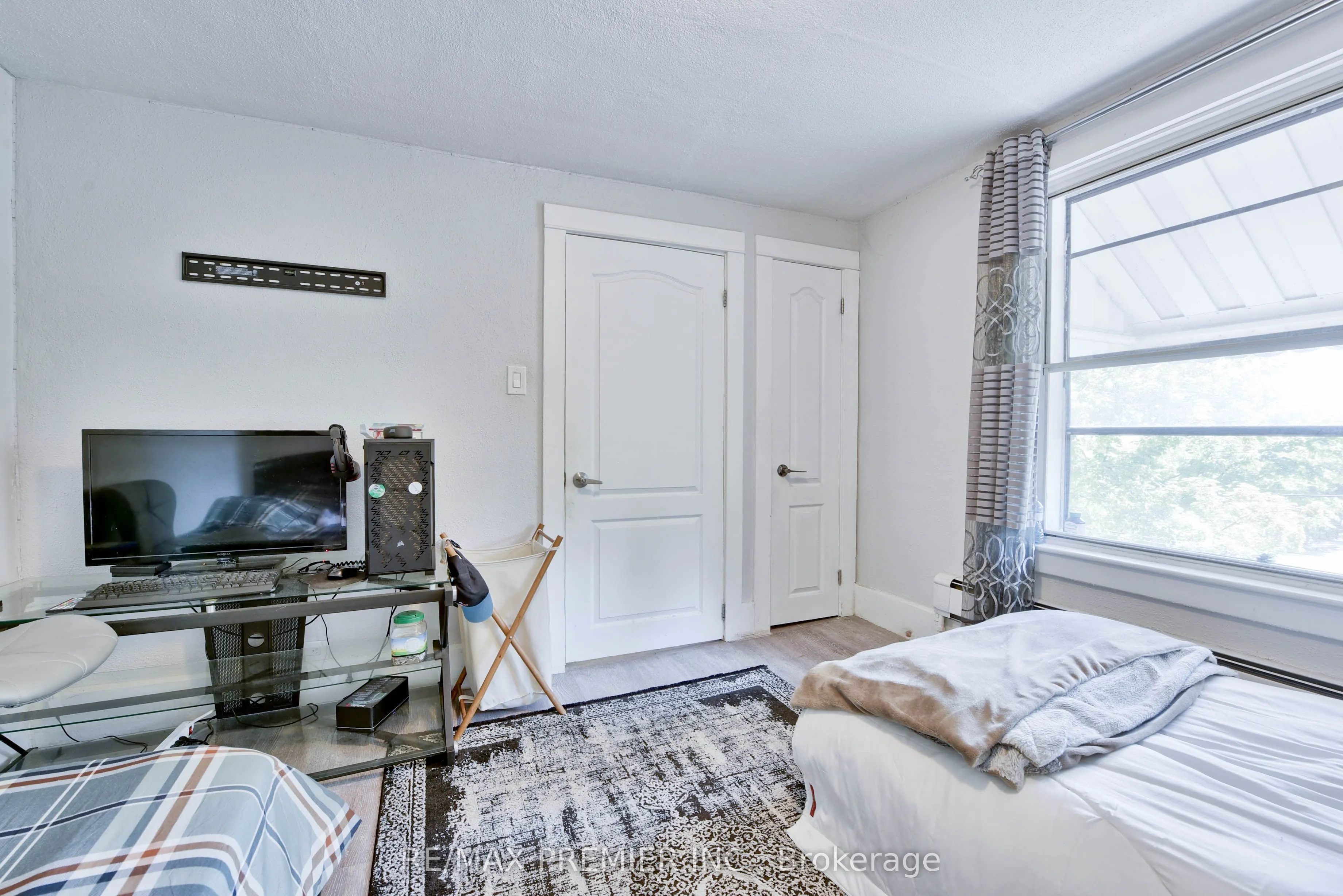1 Edgebrook Drive