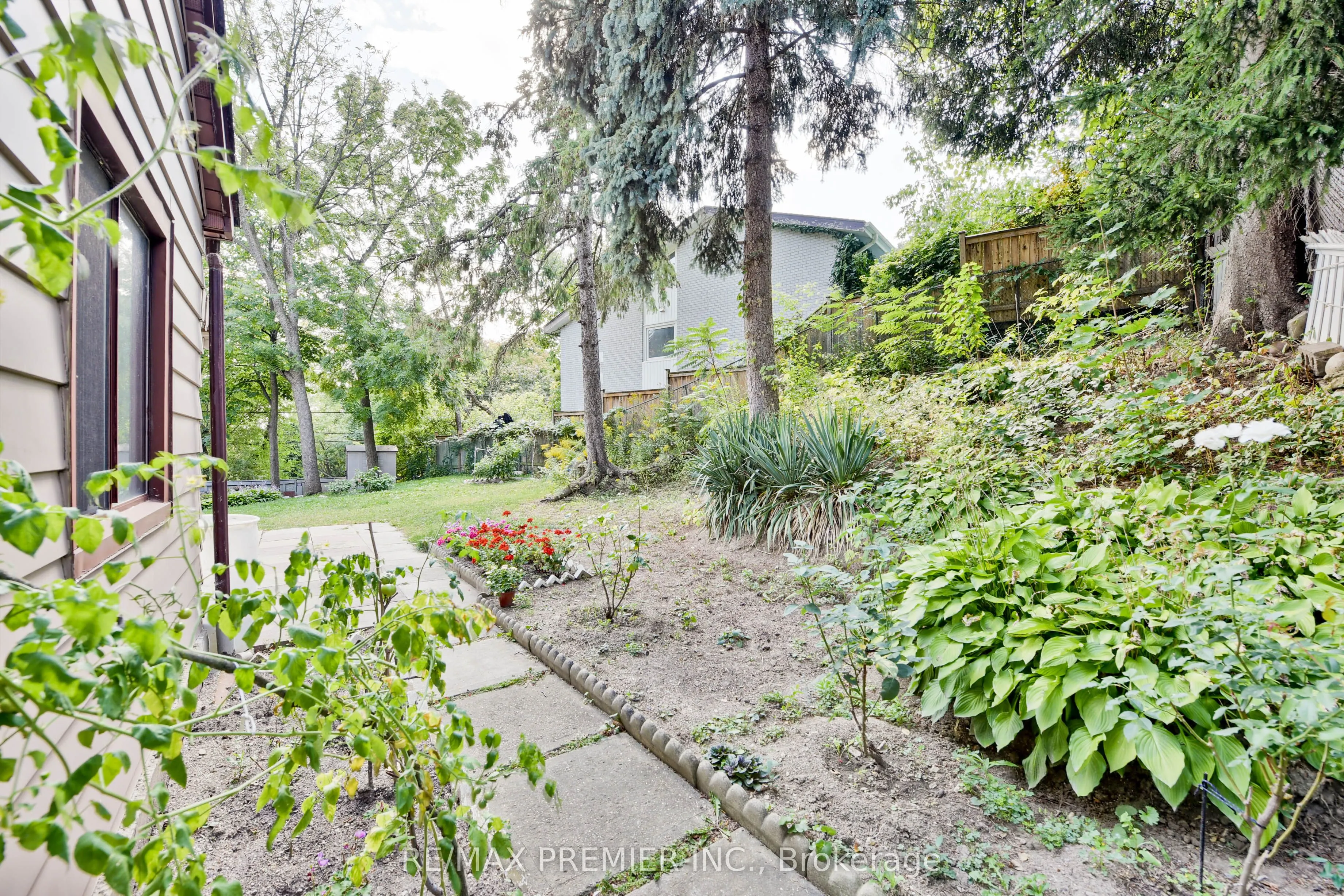 1 Edgebrook Drive
