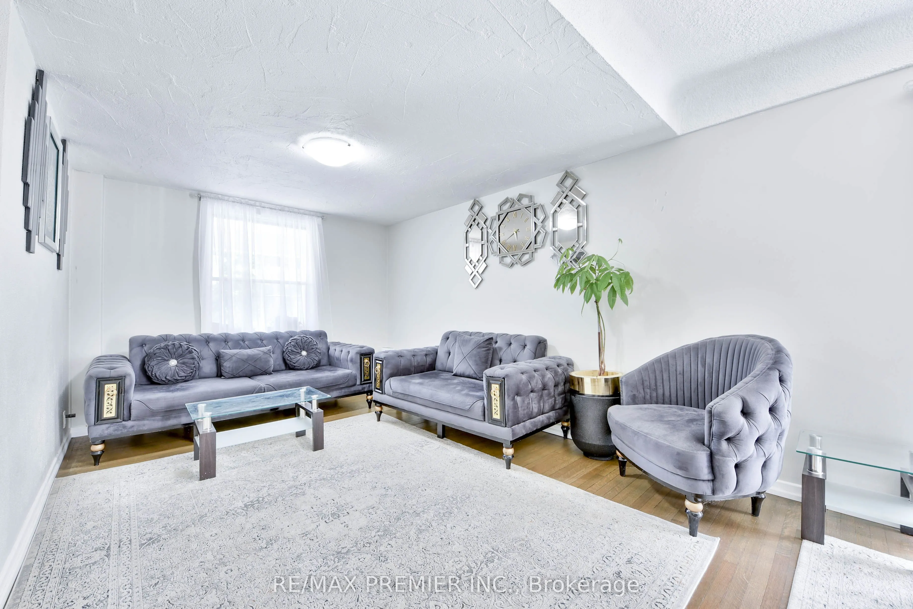 1 Edgebrook Drive
