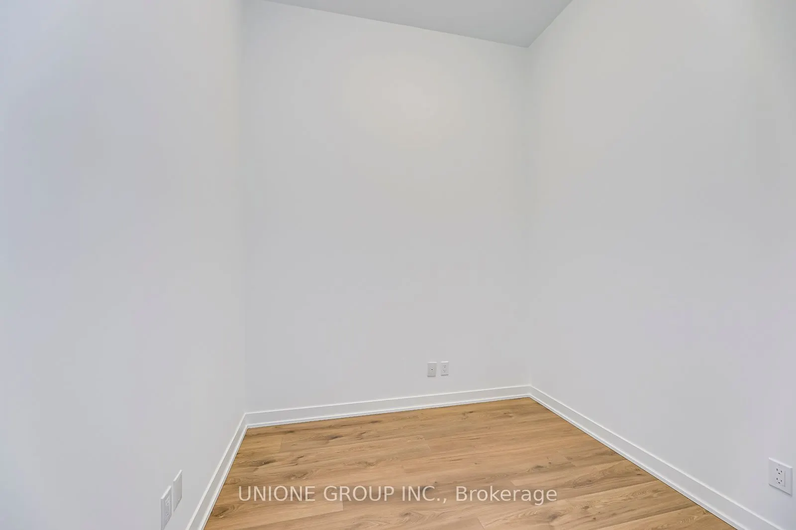 405 Dundas Street W, #105