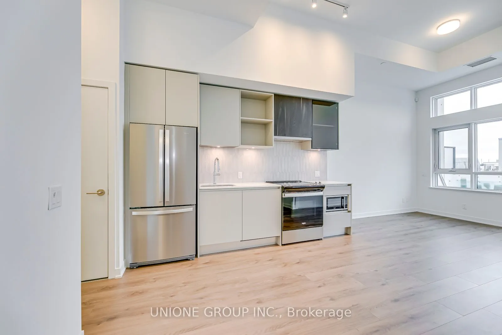 405 Dundas Street W, #105