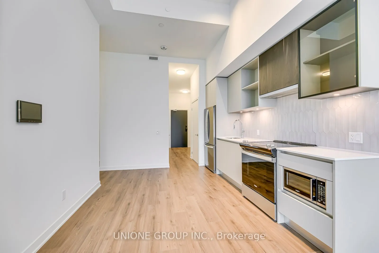 405 Dundas Street W, #105