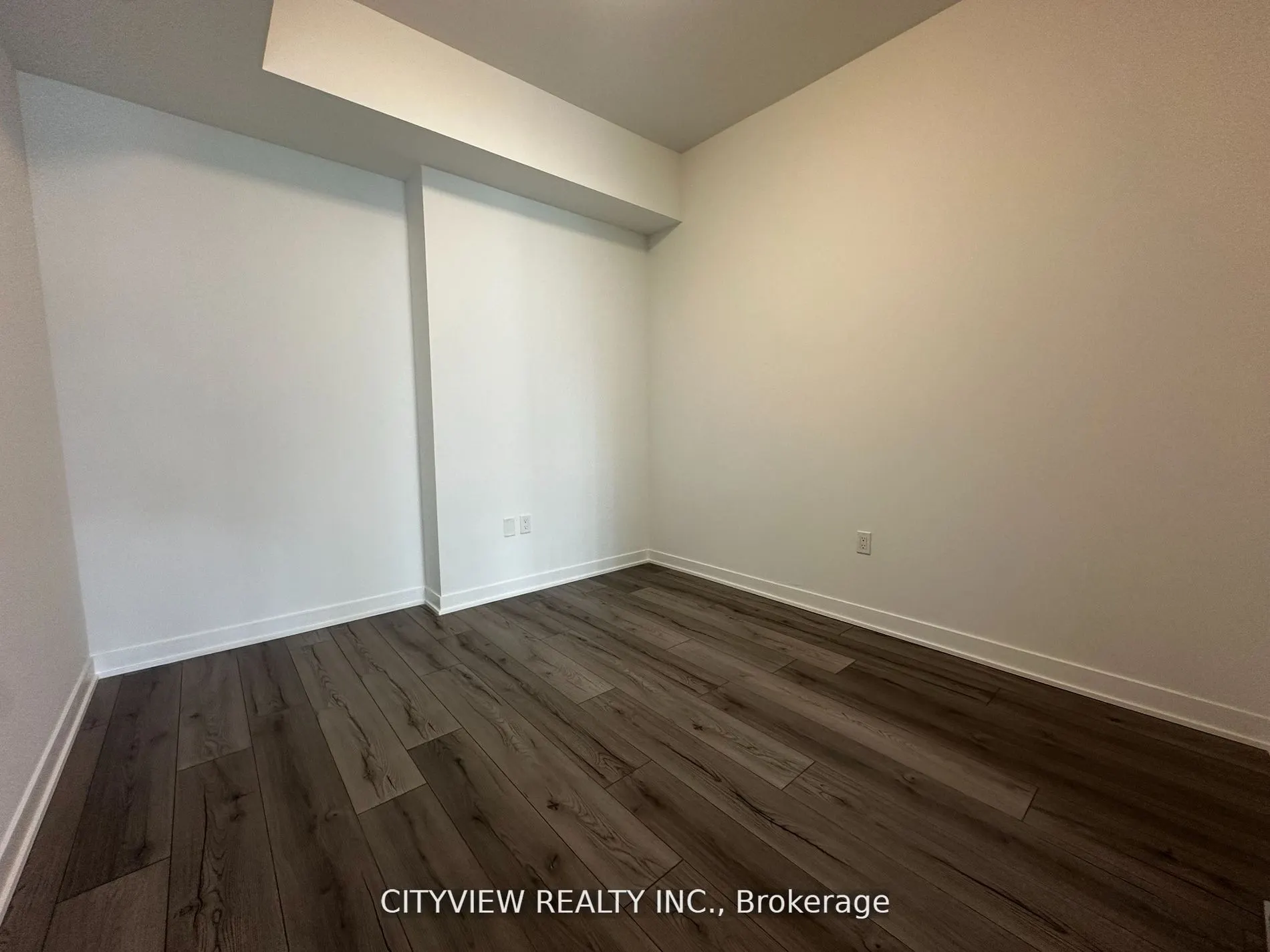 395 Dundas Street W, #106