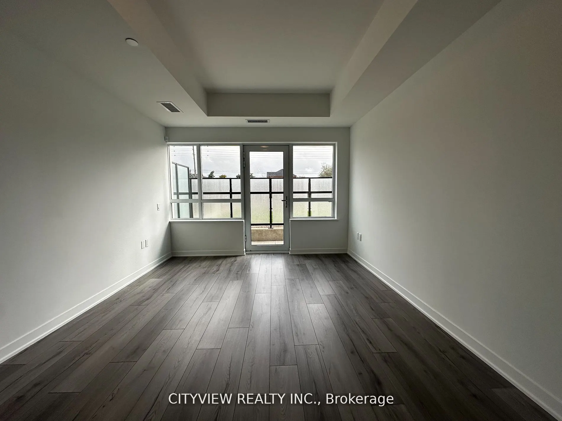 395 Dundas Street W, #106
