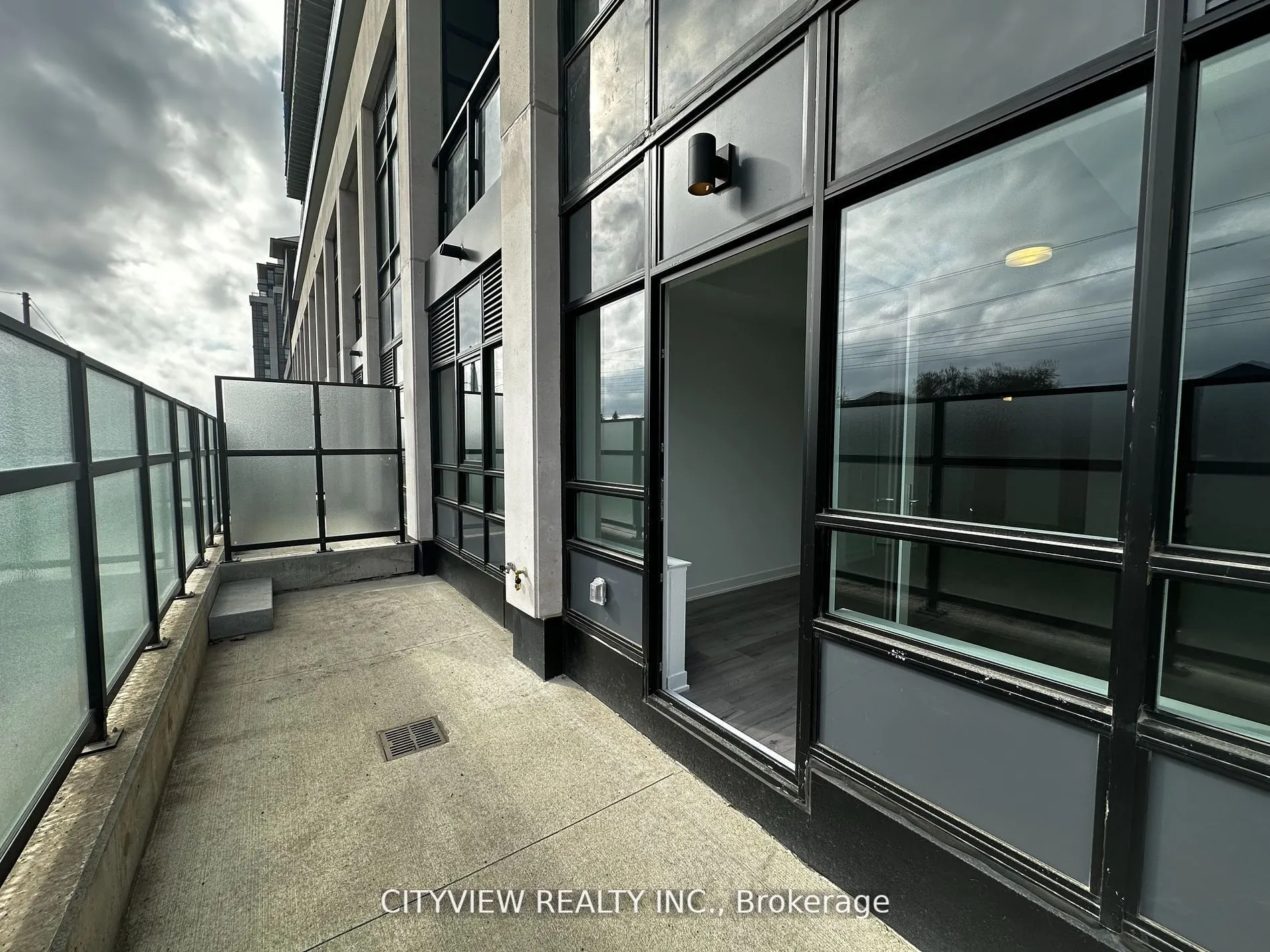 395 Dundas Street W, #106
