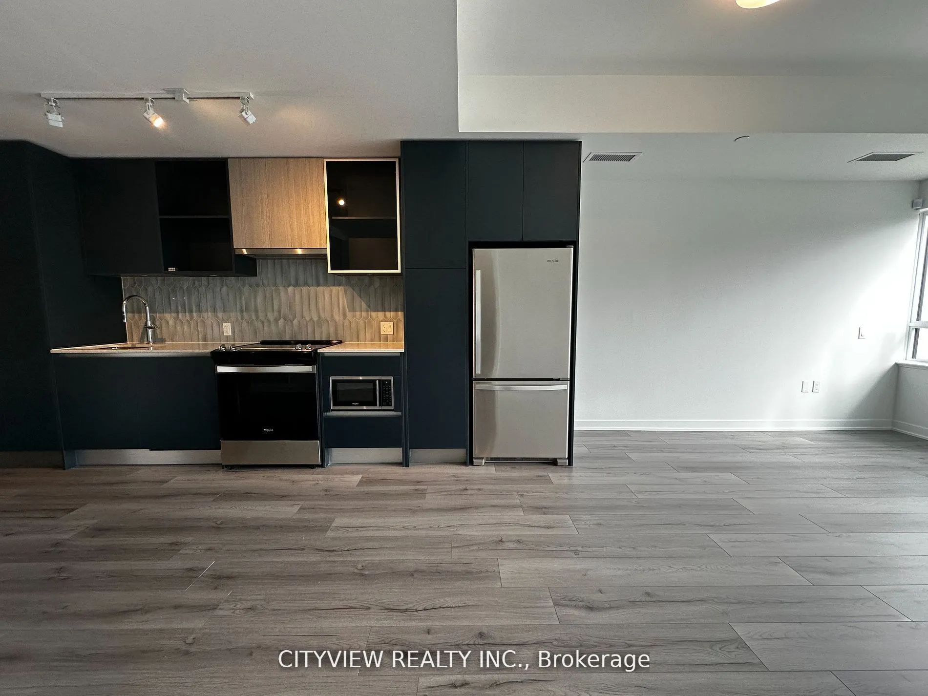 395 Dundas Street W, #106