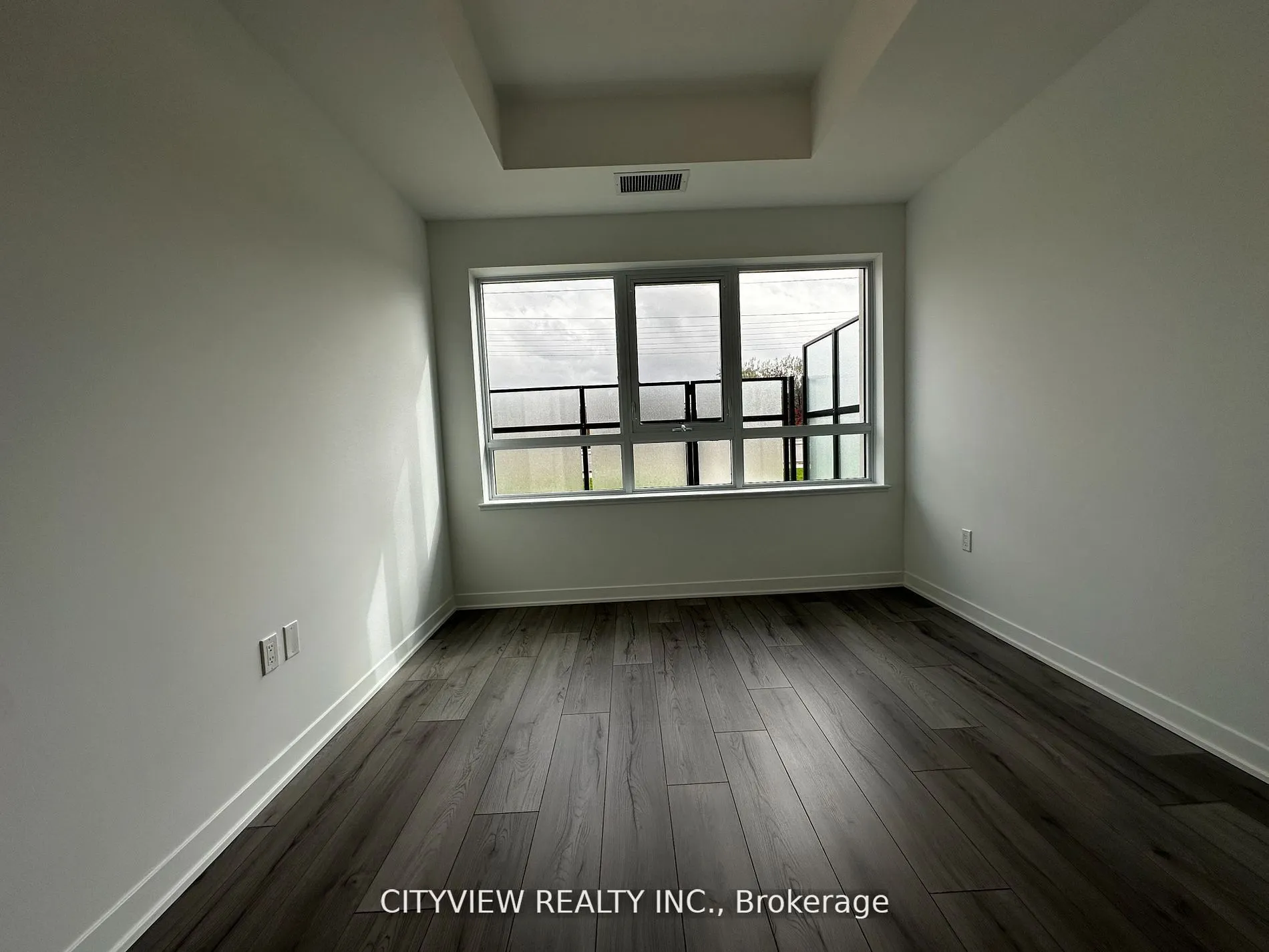 395 Dundas Street W, #106