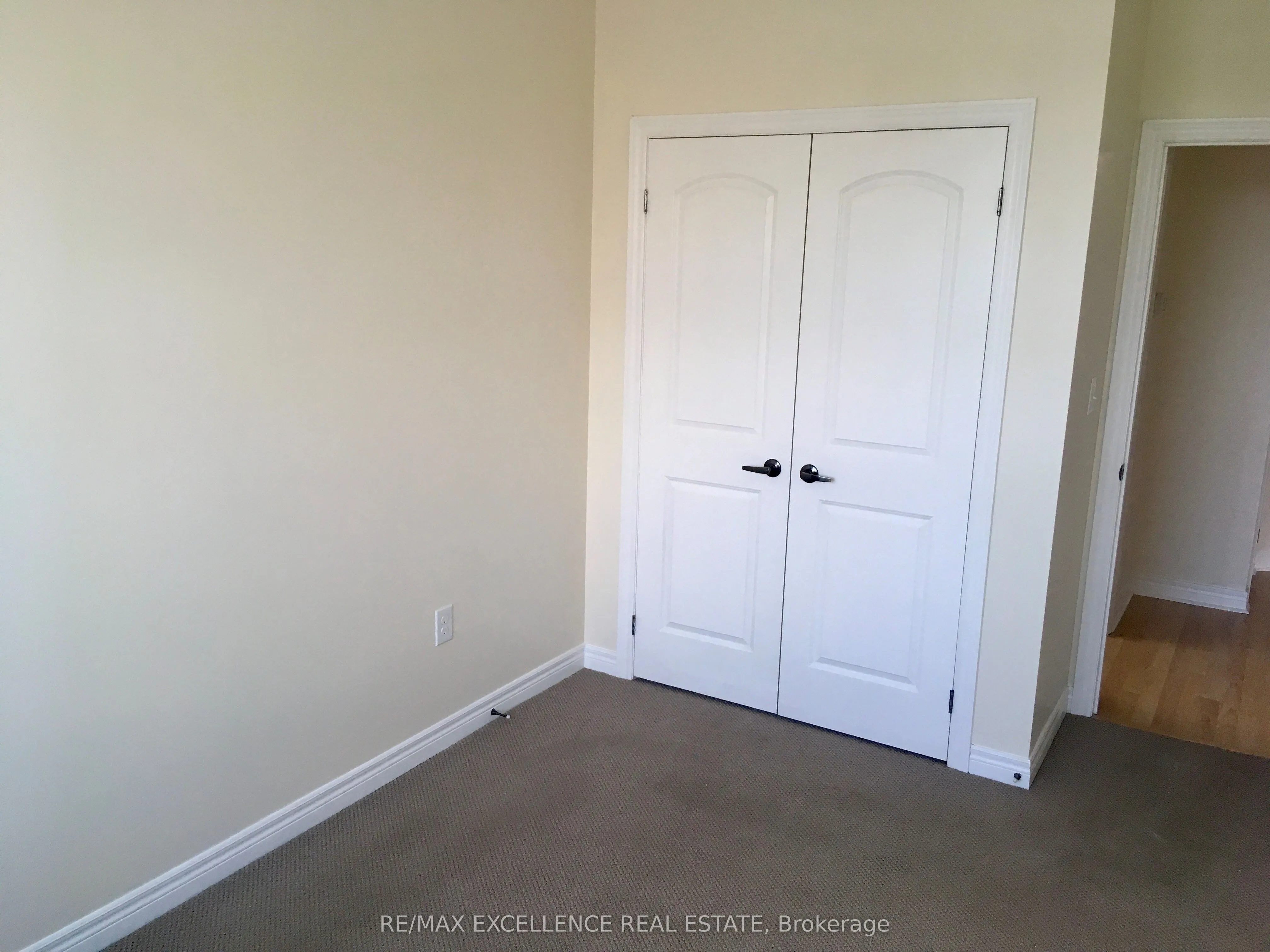 383 Main Street E, #325