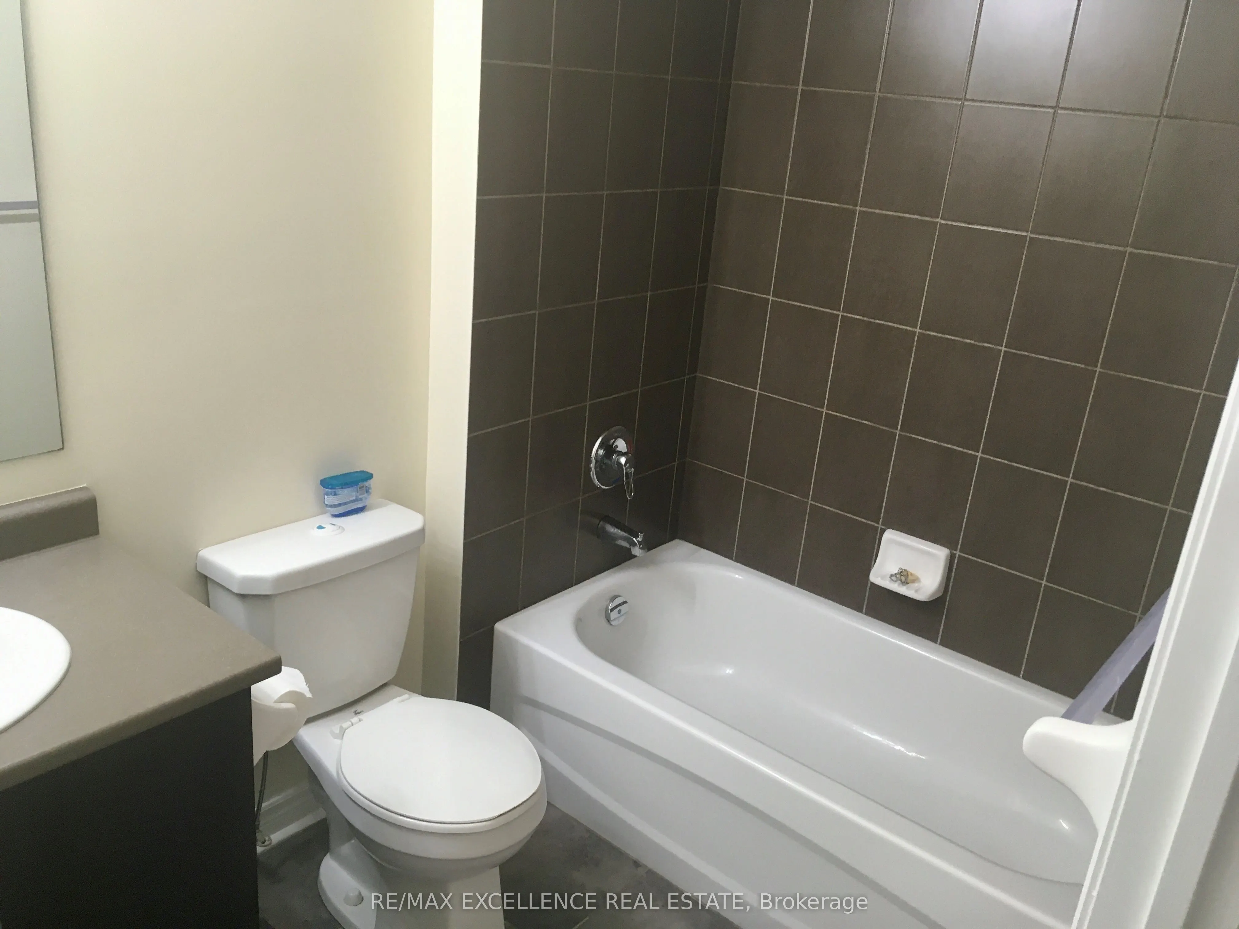383 Main Street E, #325