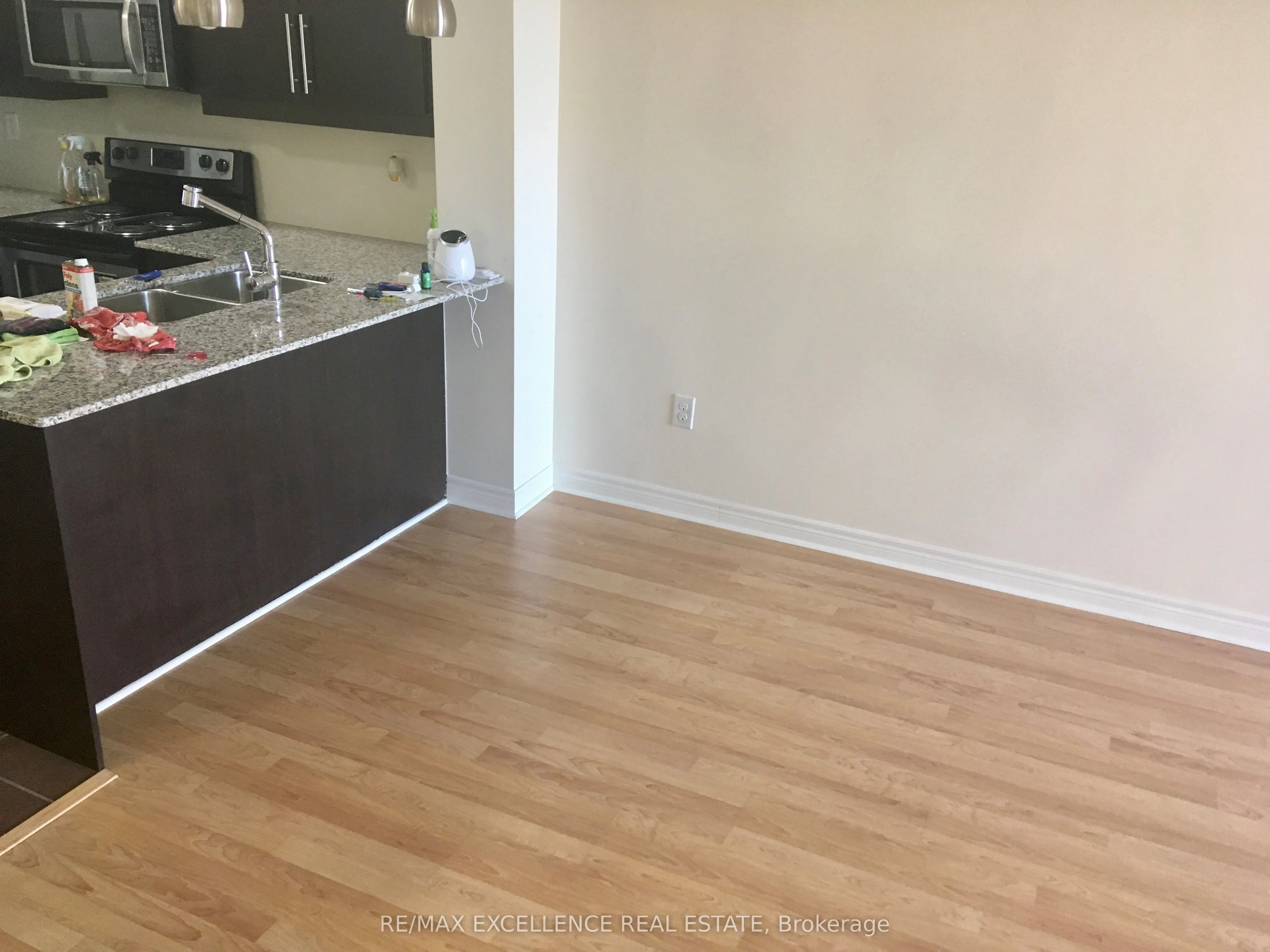 383 Main Street E, #325