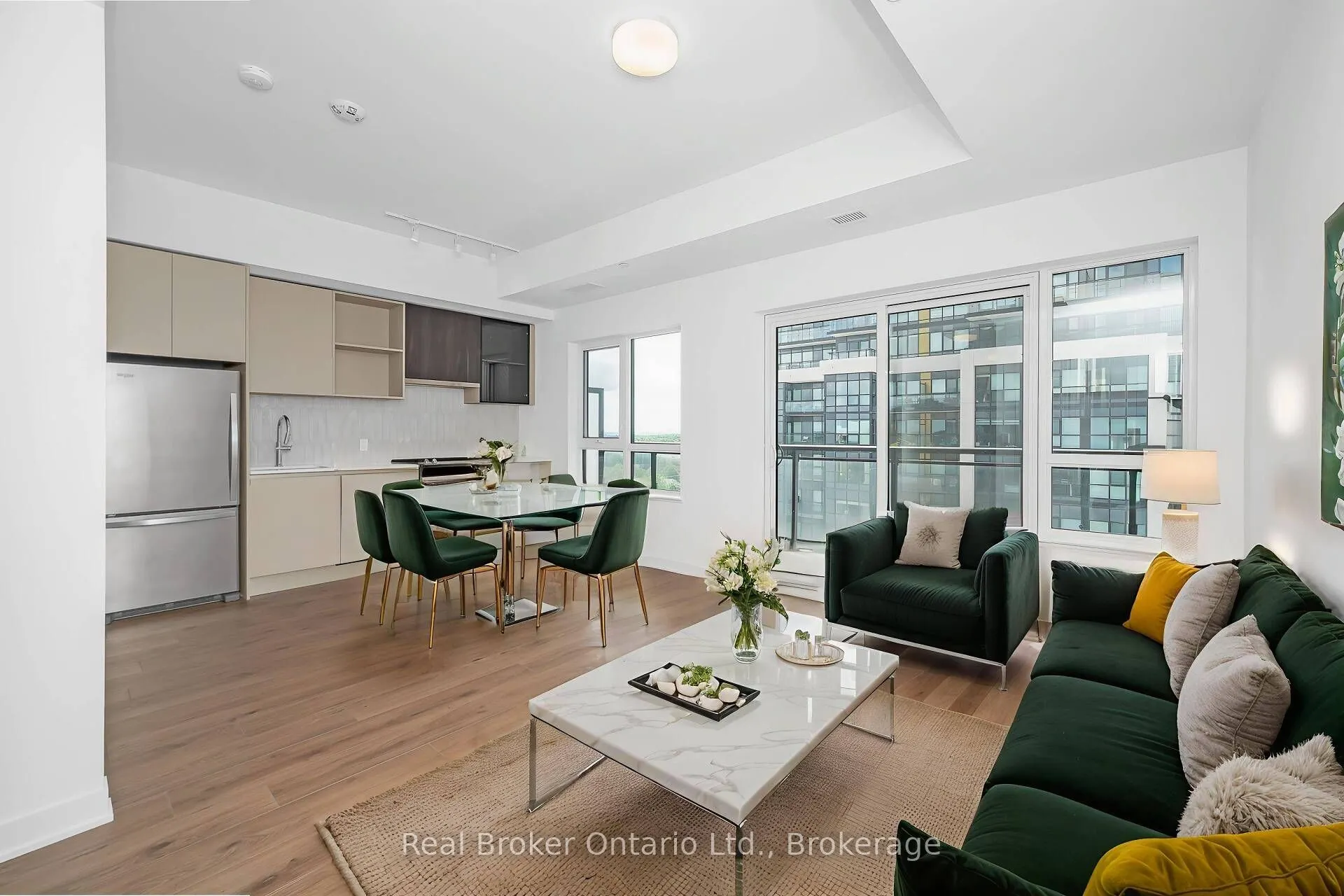 395 Dundas Street W, #718