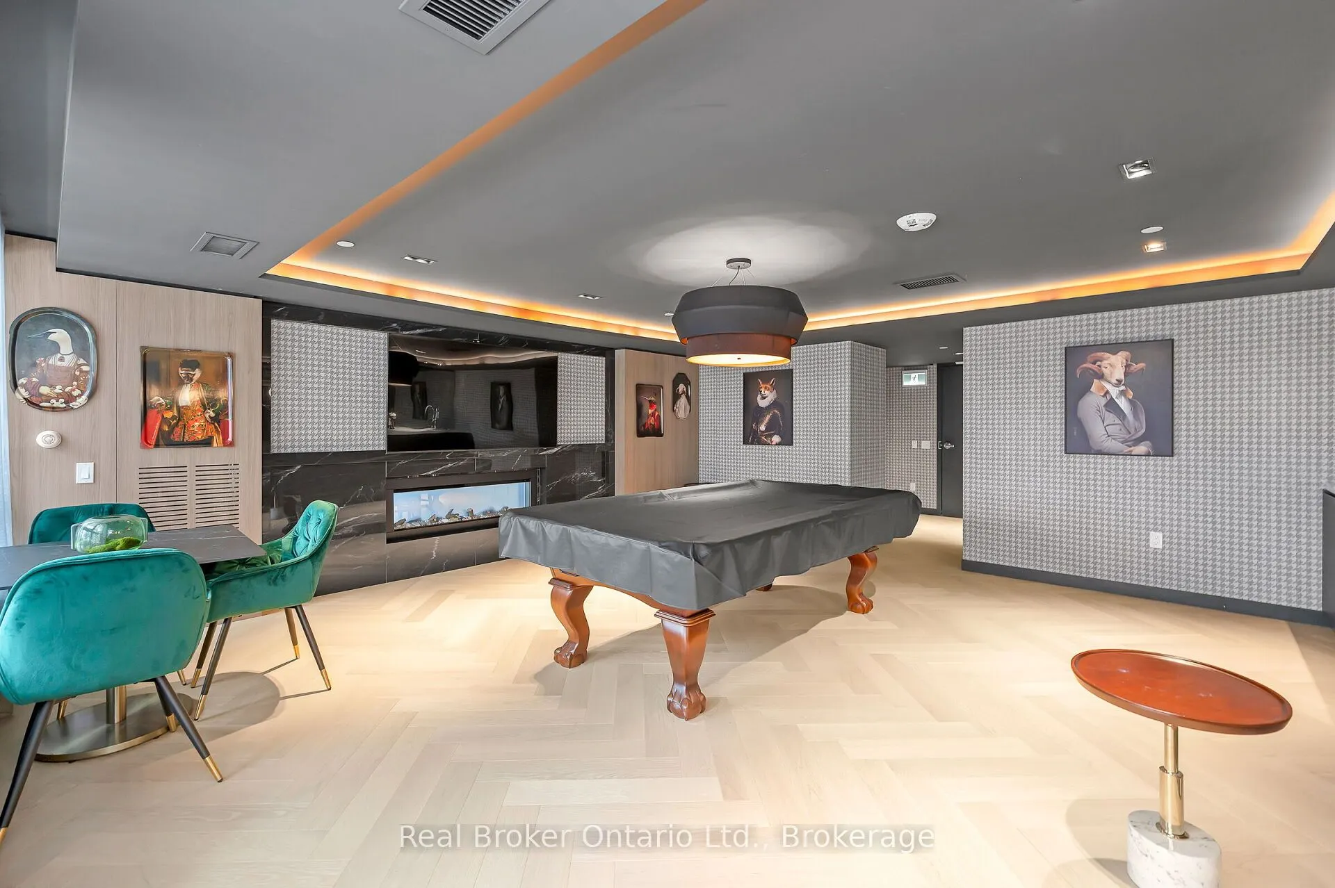 395 Dundas Street W, #718