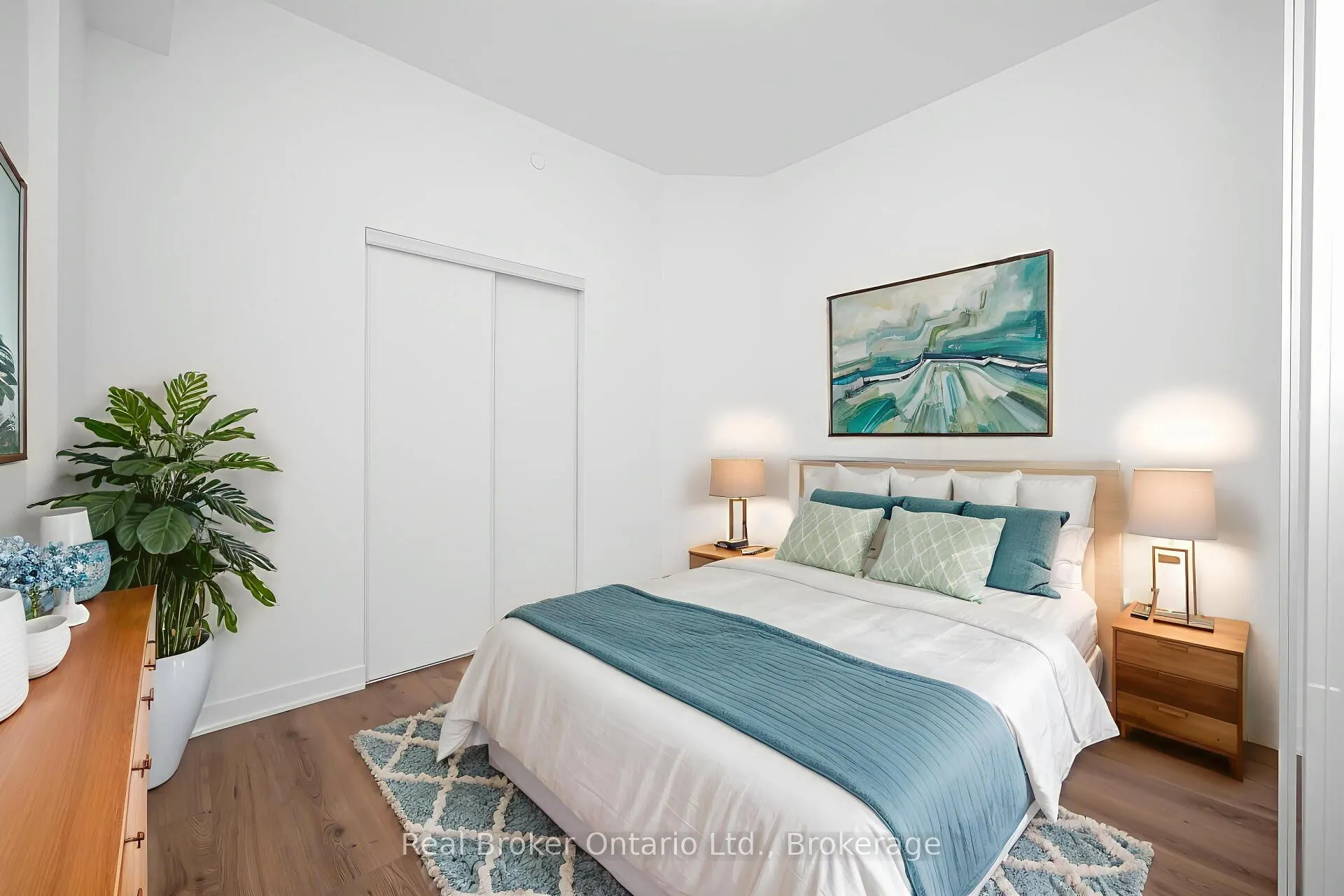 395 Dundas Street W, #718