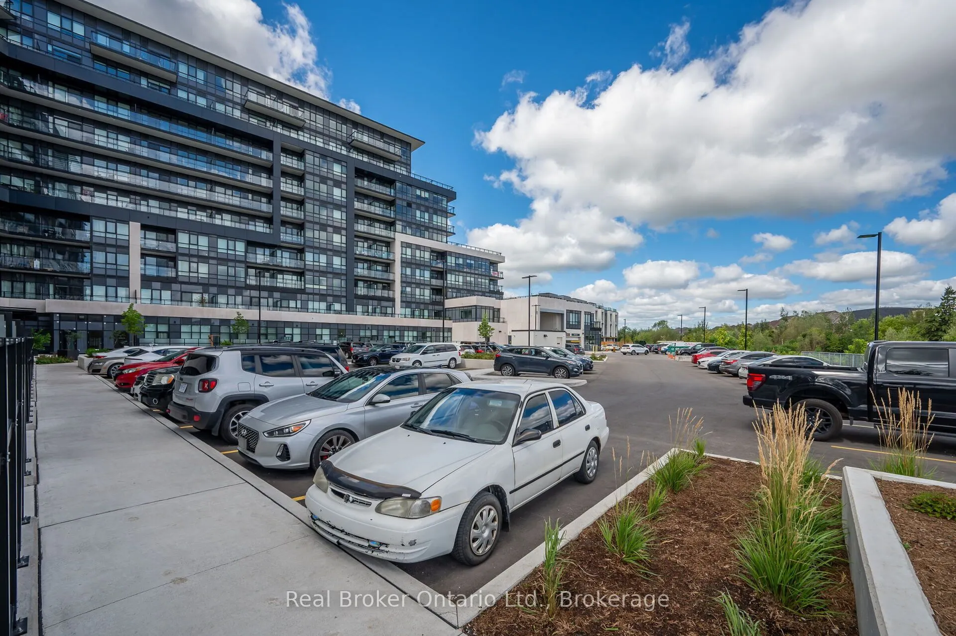 395 Dundas Street W, #718