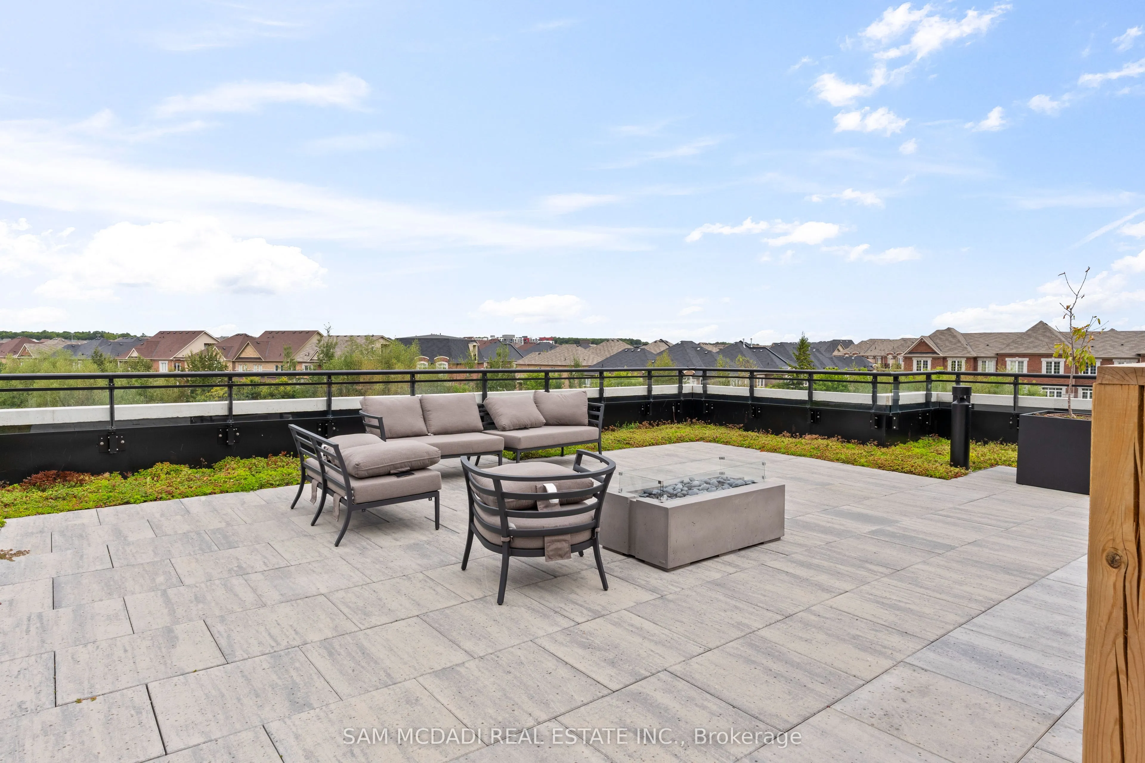 395 Dundas Street, #819