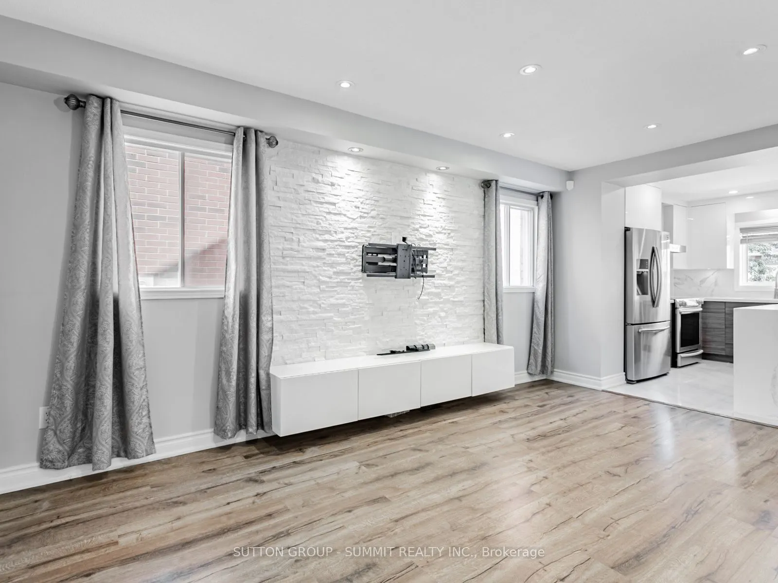 5453 Palmerston Crescent, #Upper