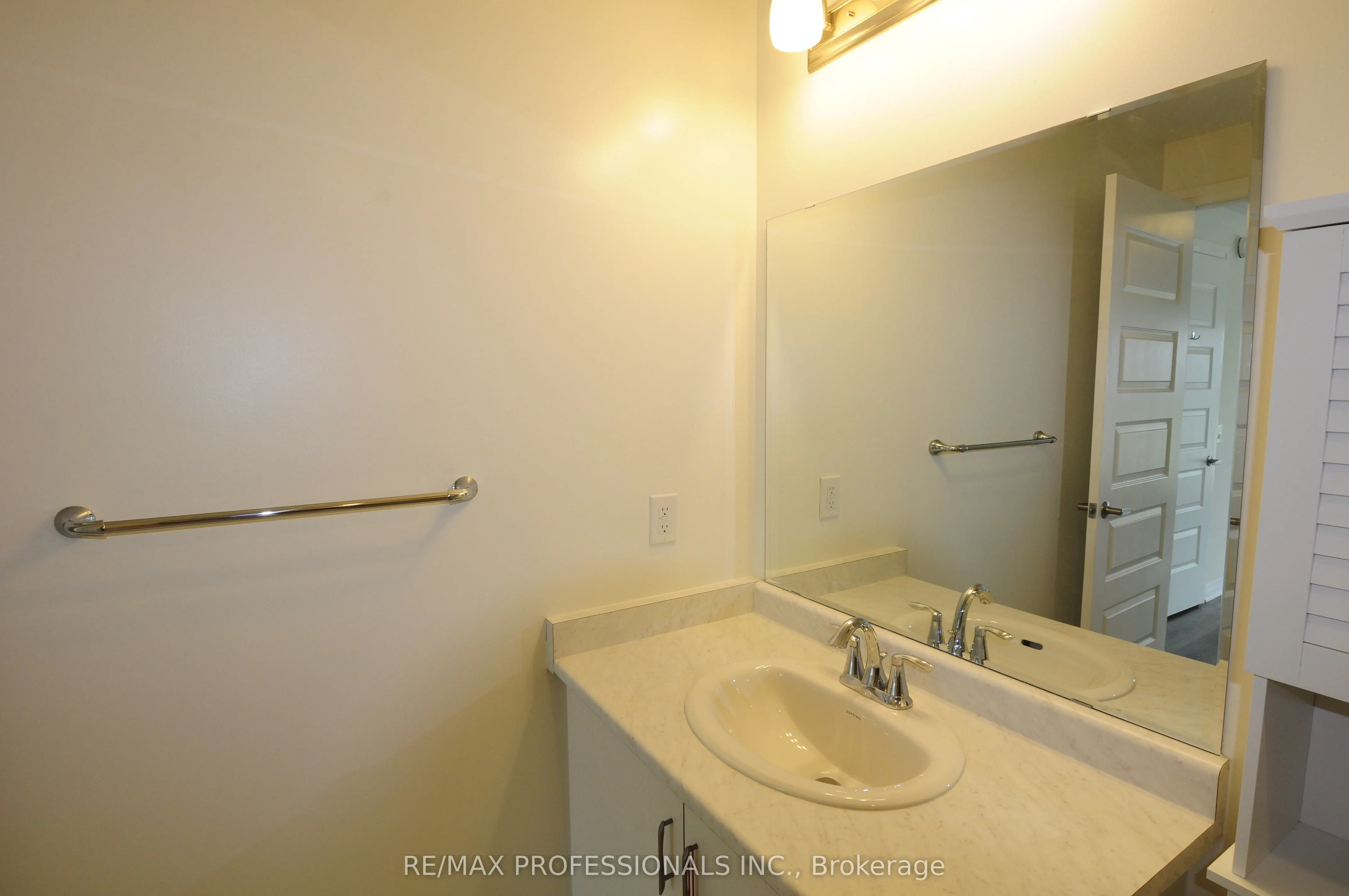128 Grovewood Common, #210