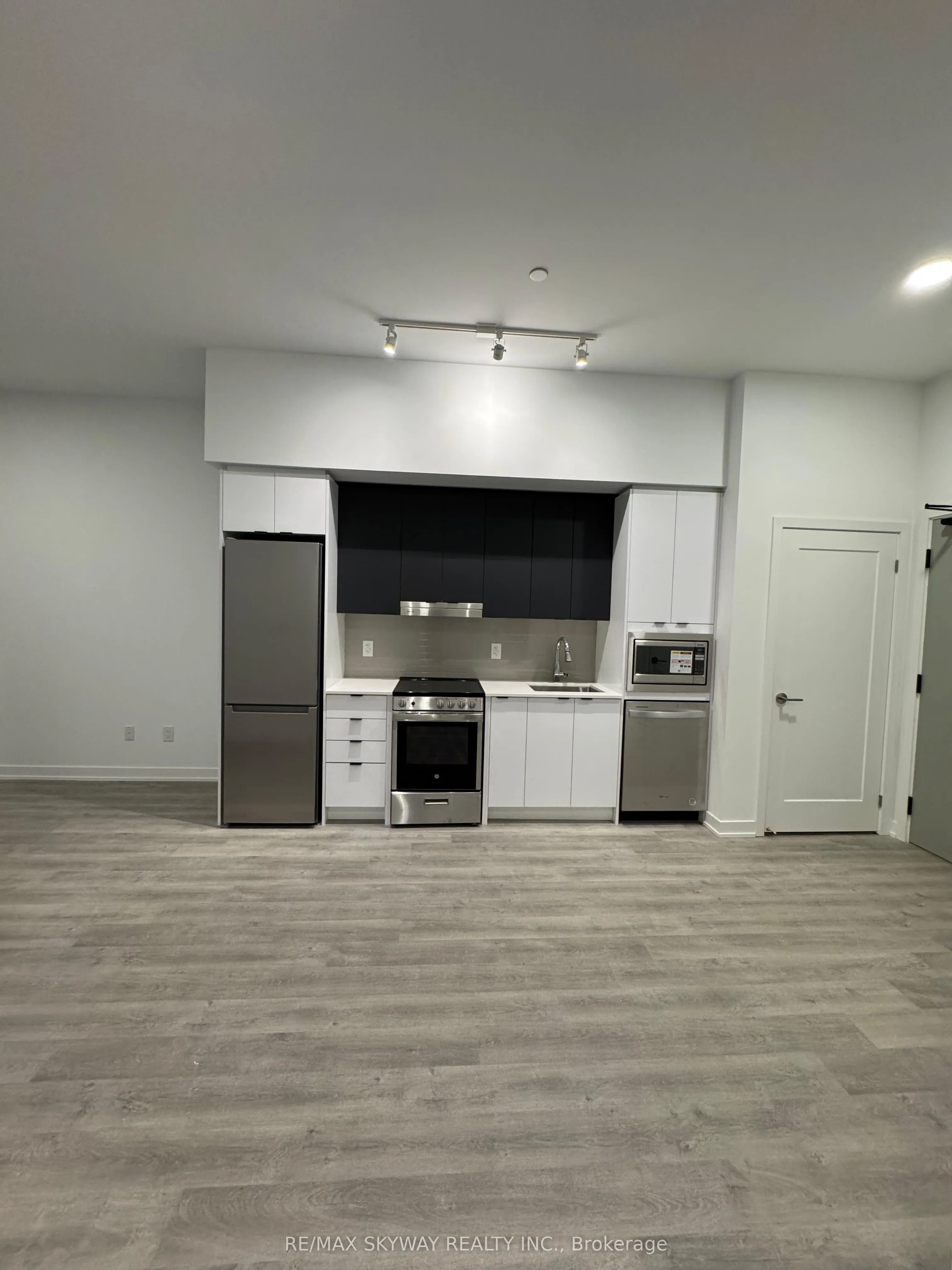 5105 Hurontario Street, #216