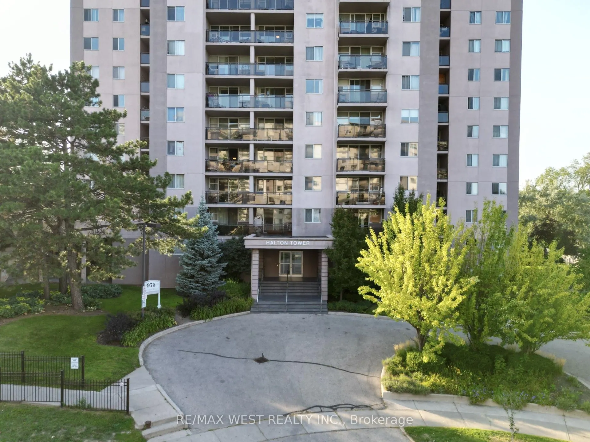 975 Warwick Court, #703