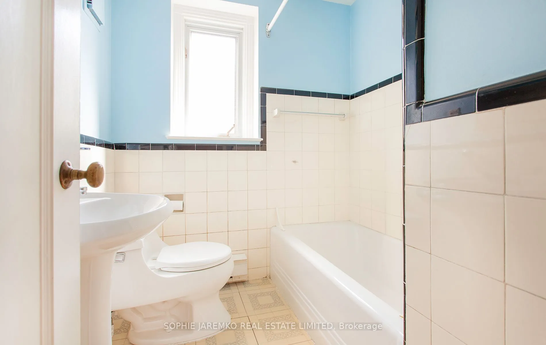 24 Sunnylea Avenue W