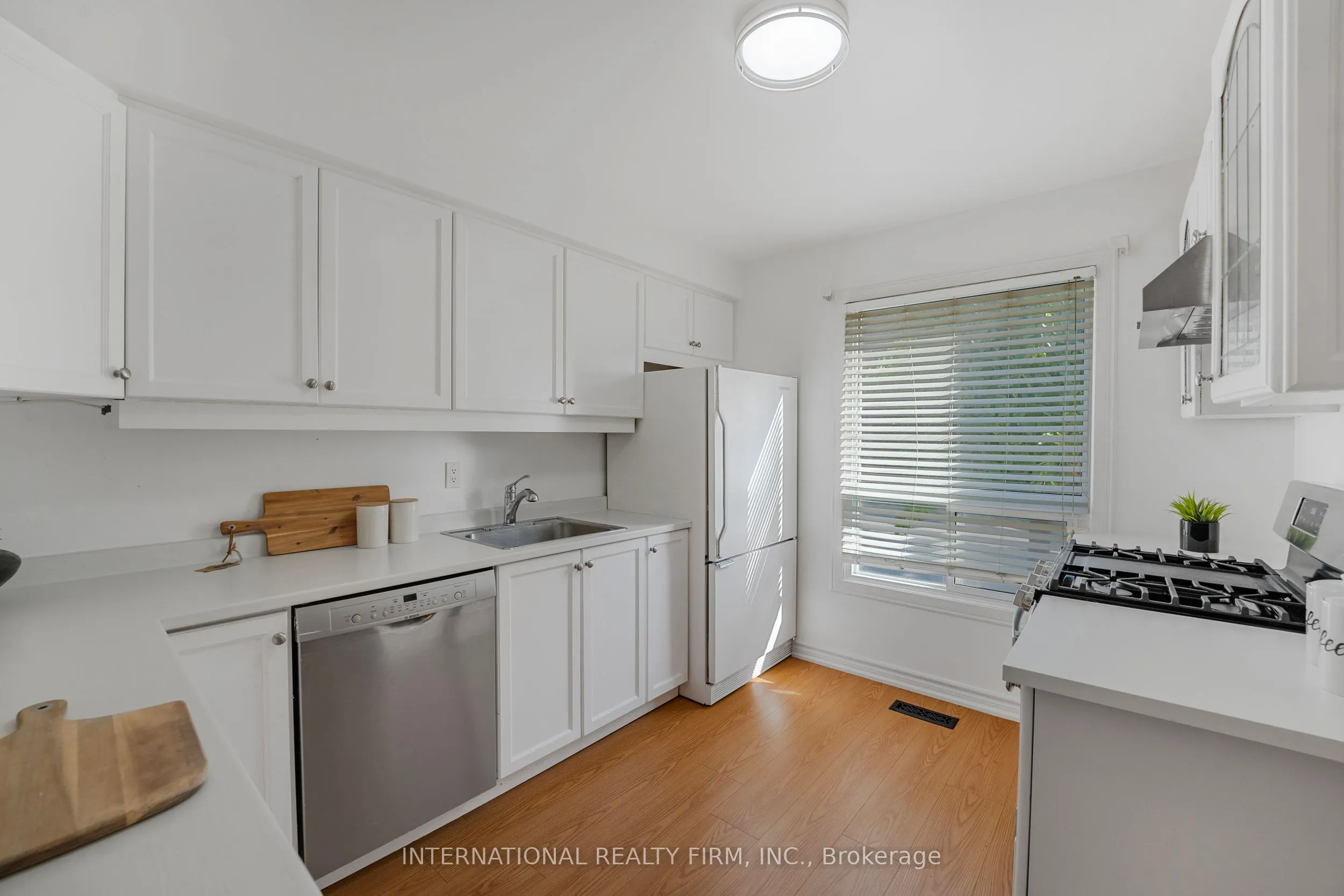 900 Dundas St Street W, #14