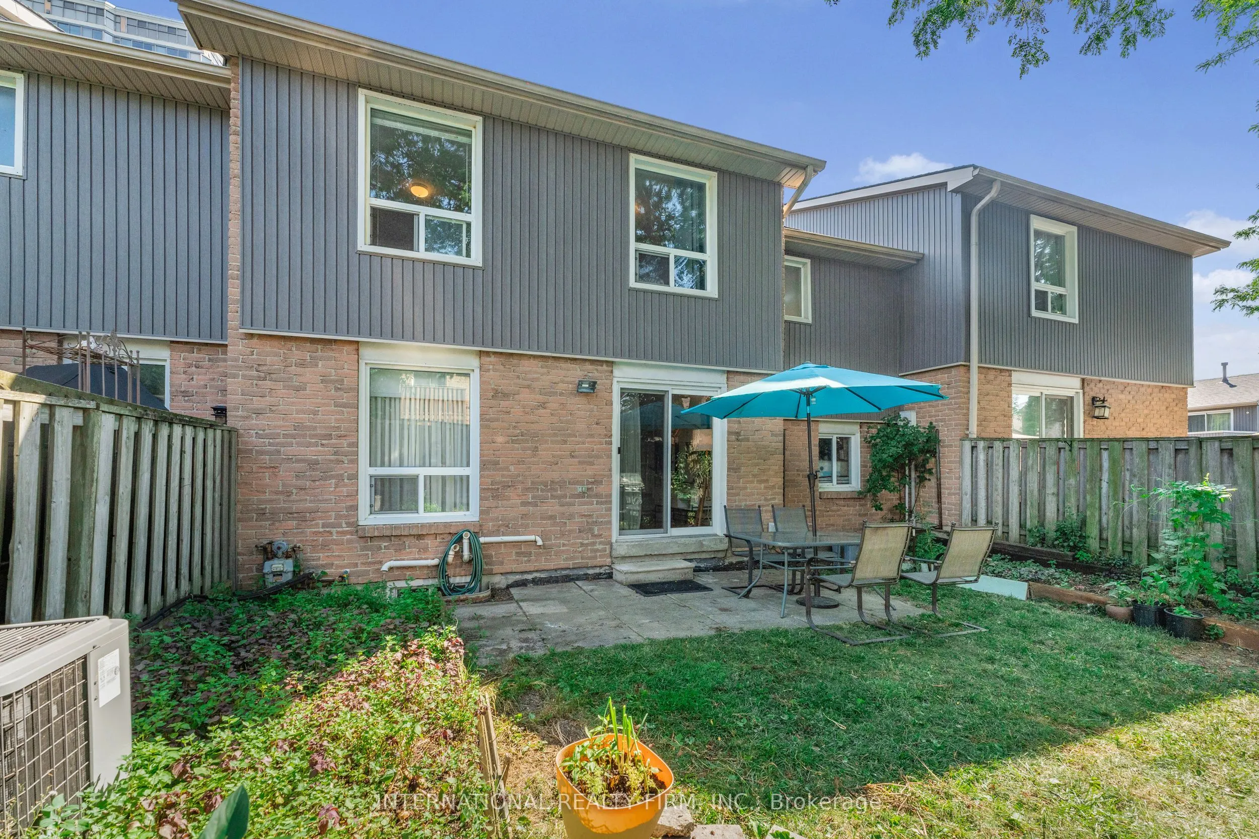 900 Dundas St Street W, #14
