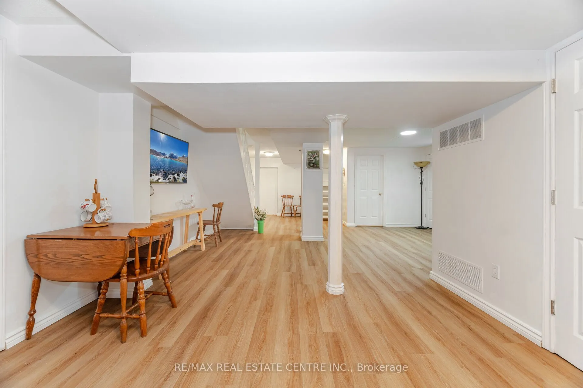 20 Woodbury Court